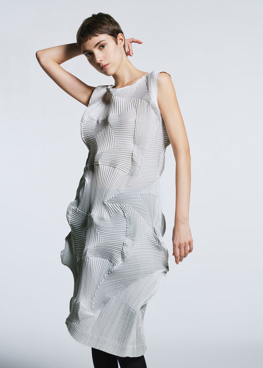 A model wears the A-POC ABLE ISSEY MIYAKE TYPE O 003 2 dress.