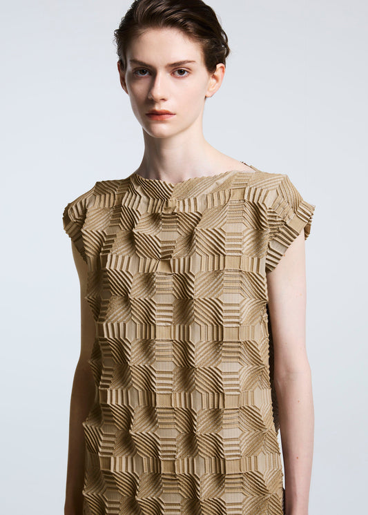 A model wears the A-POC ABLE ISSEY MIYAKE TYPE O 016 dress.
