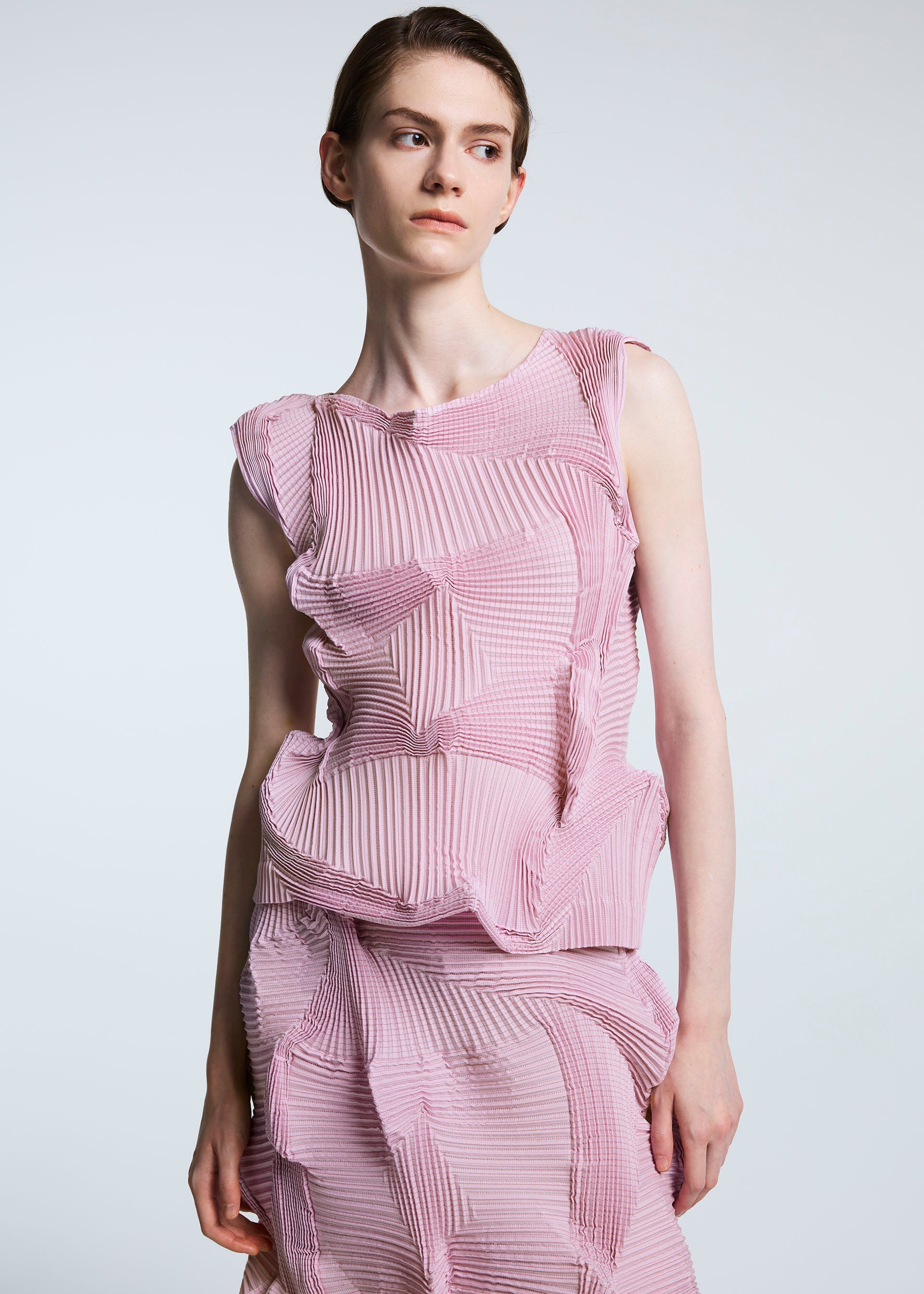 A model wears the A-POC ABLE ISSEY MIYAKE TYPE O 003 shirt.