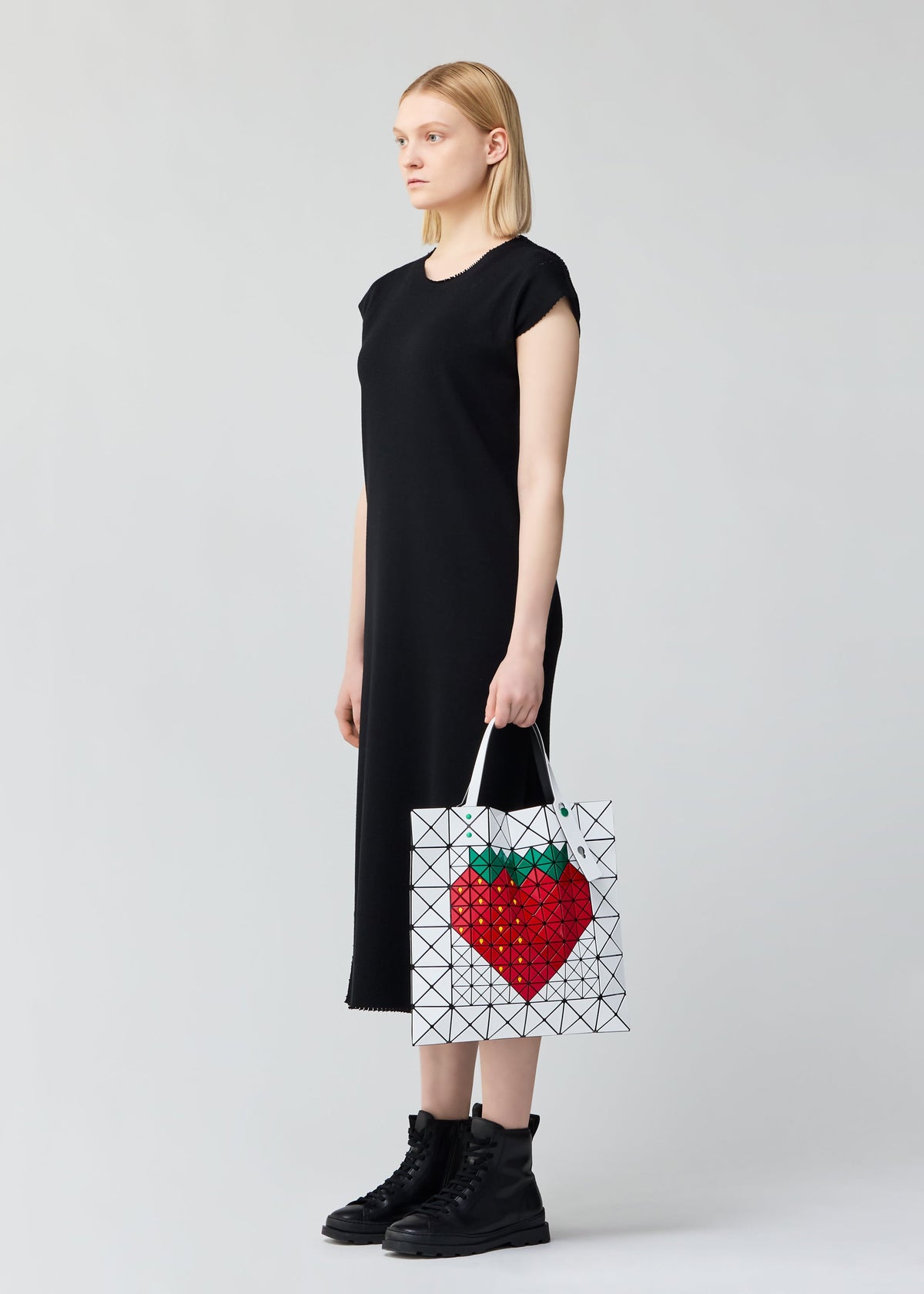 A model wears the BAO BAO ISSEY MIYAKE FRUITS tote.