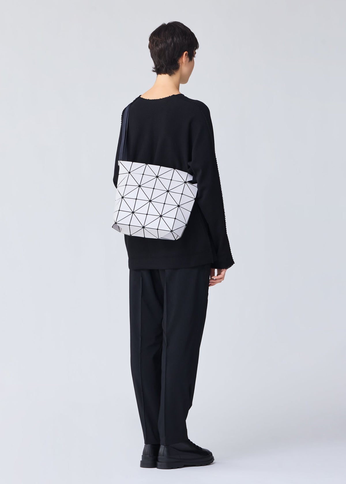 A model wears the BAO BAO ISSEY MIYAKE BLOCKY shoulder bag.