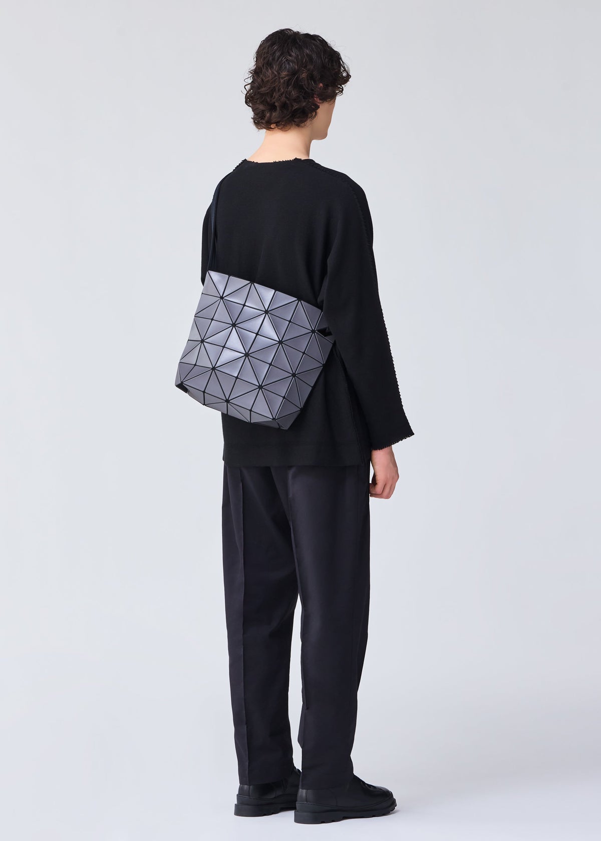 A model wears the BAO BAO ISSEY MIYAKE BLOCKY shoulder bag.