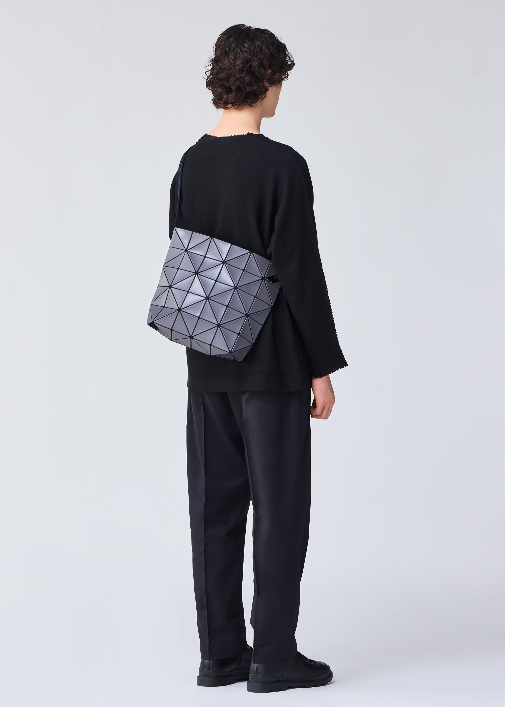 A model wears the BAO BAO ISSEY MIYAKE BLOCKY shoulder bag.