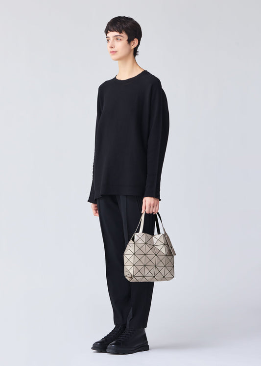 A model wears the BAO BAO ISSEY MIYAKE CARAT 0.