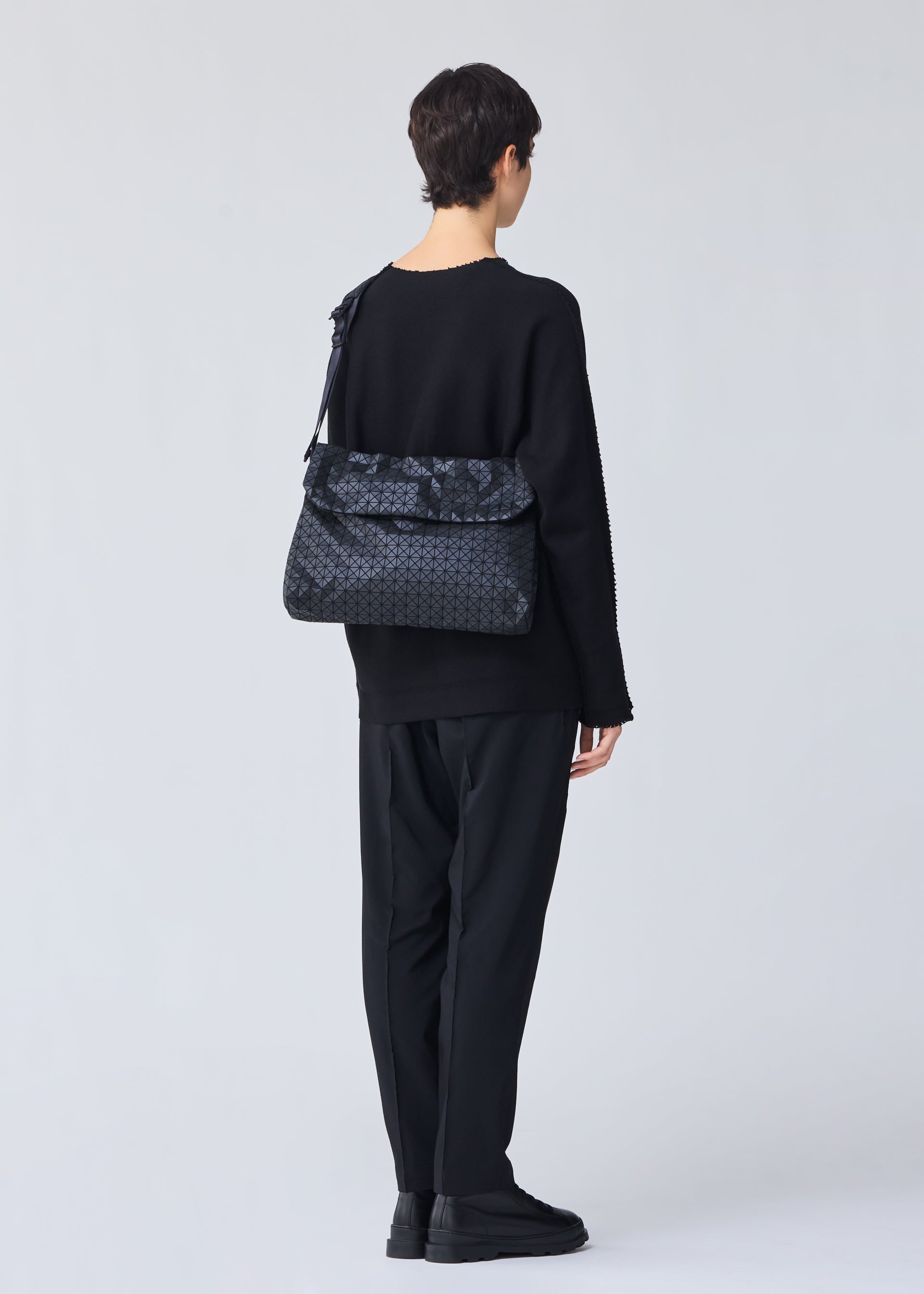 A model wears the BAO BAO ISSEY MIYAKE FROGGY shoulder bag.