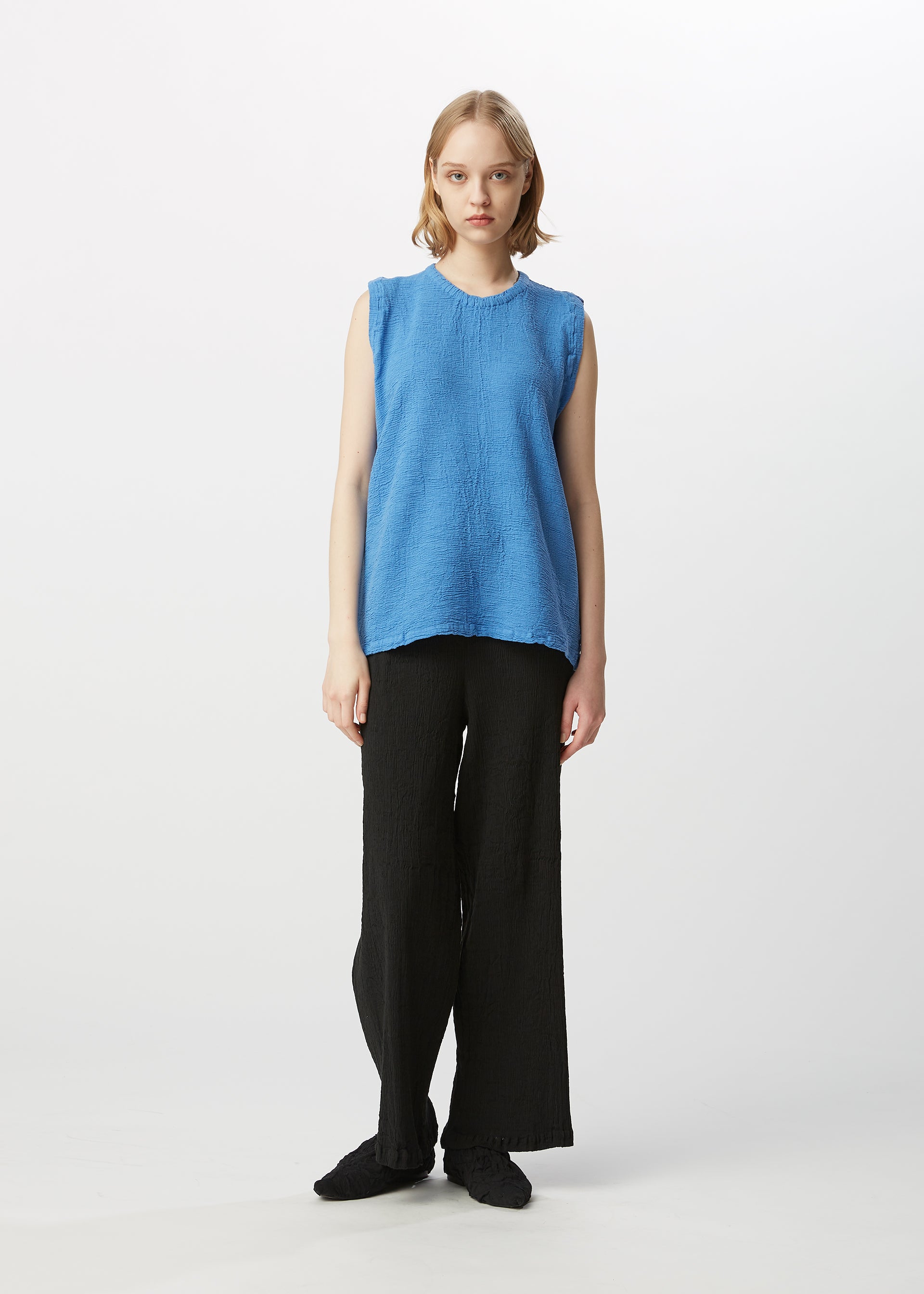 A model wears the HAAT KYO CHIJIMI 2WAY top