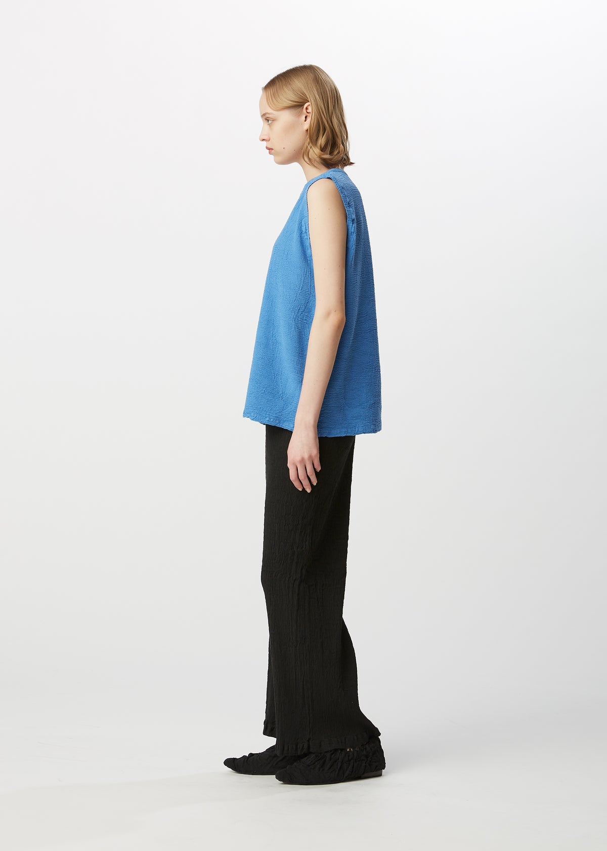 A model wears the HAAT KYO CHIJIMI 2WAY top