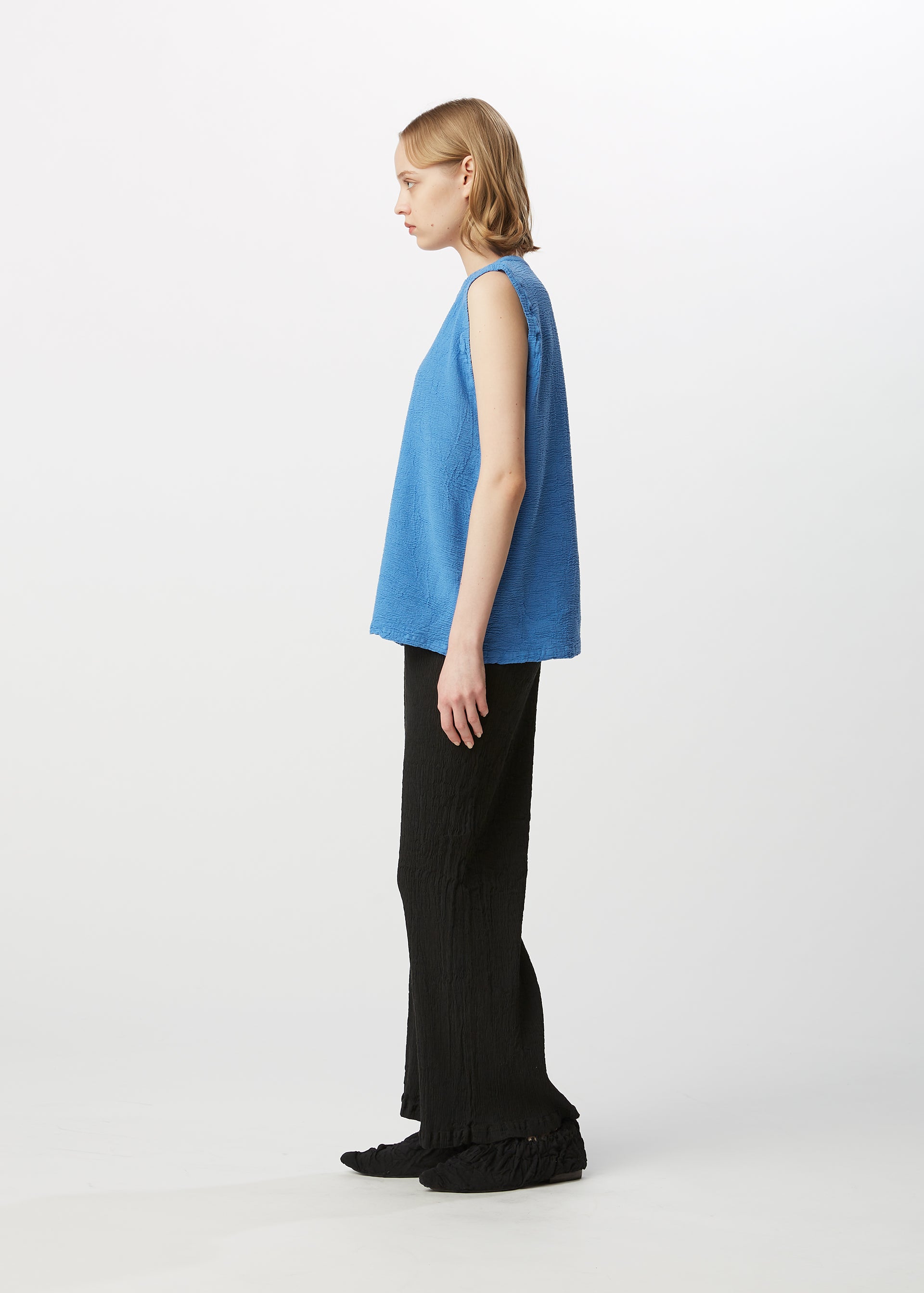 A model wears the HAAT KYO CHIJIMI 2WAY top