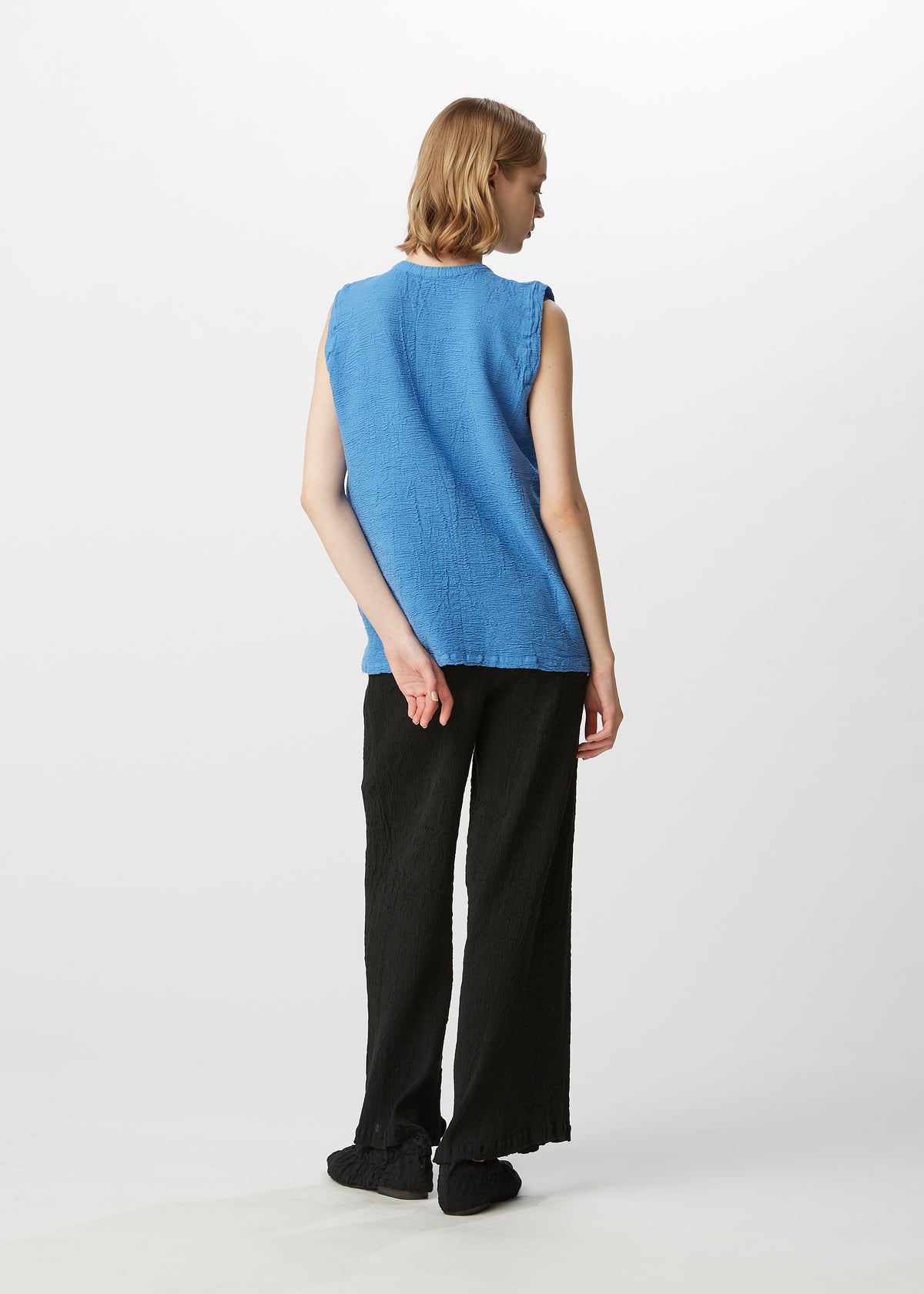 A model wears the HAAT KYO CHIJIMI 2WAY top