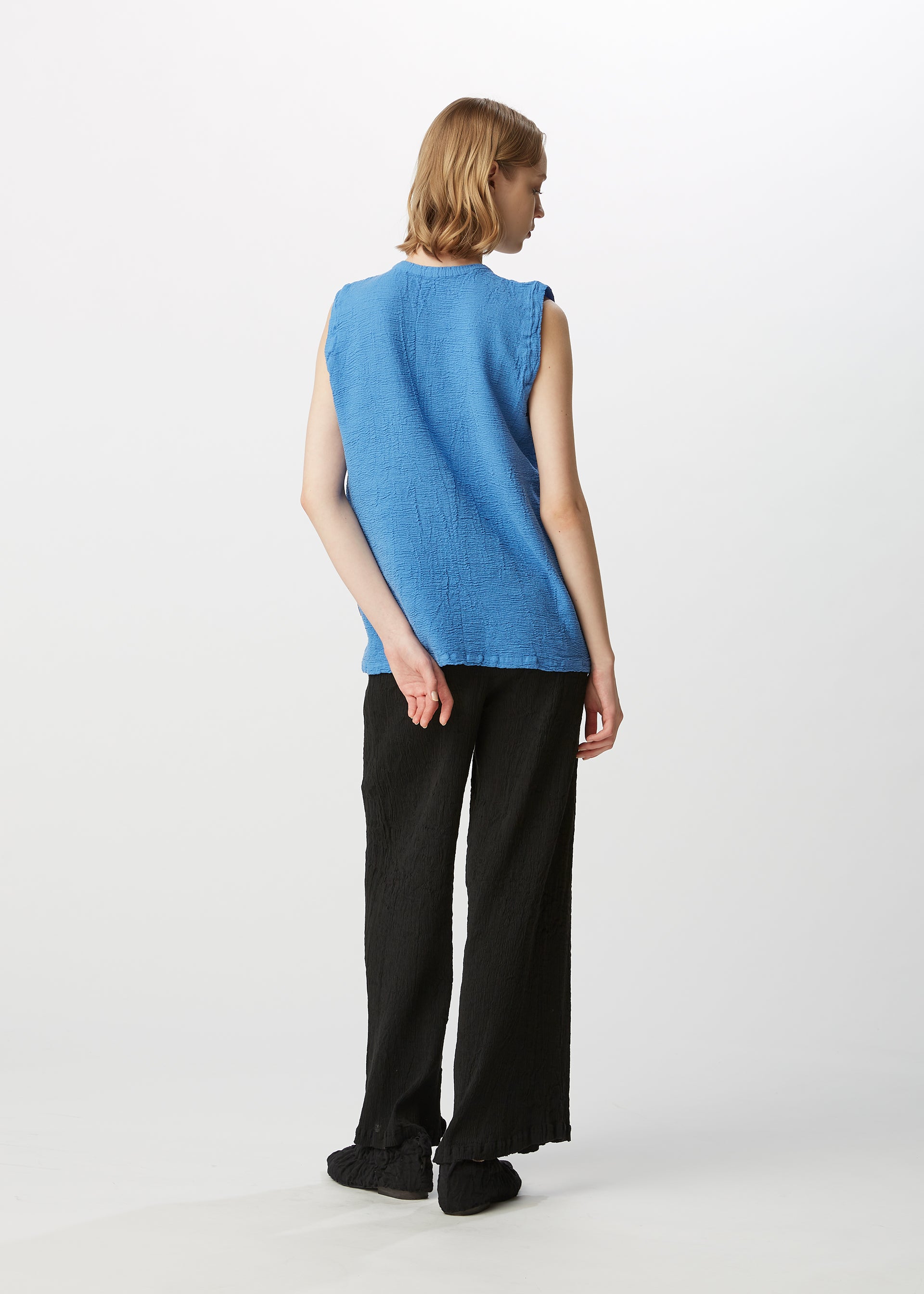 A model wears the HAAT KYO CHIJIMI 2WAY top
