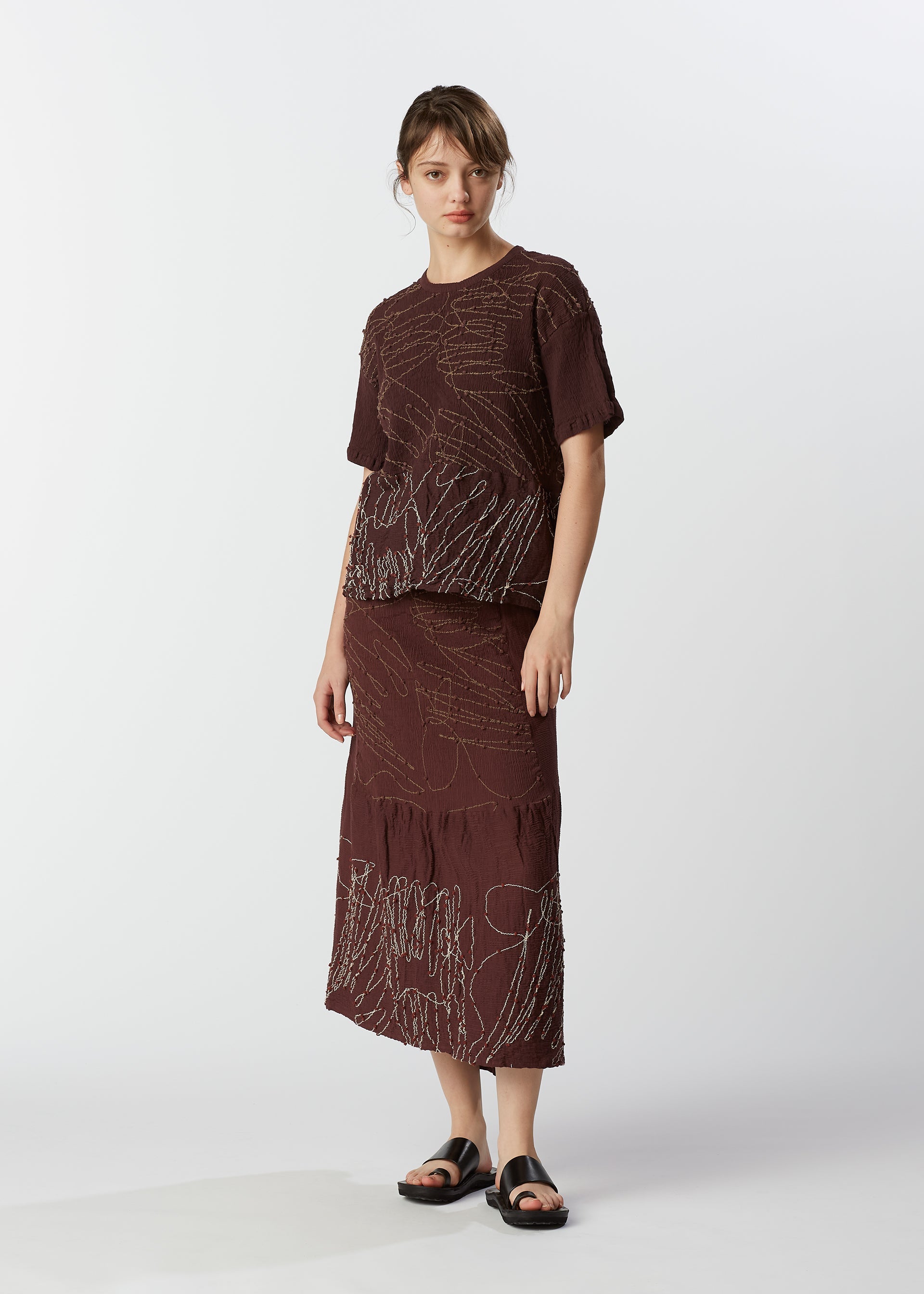 A model wears the HAAT KYO CHIJIMI HOTARU skirt.