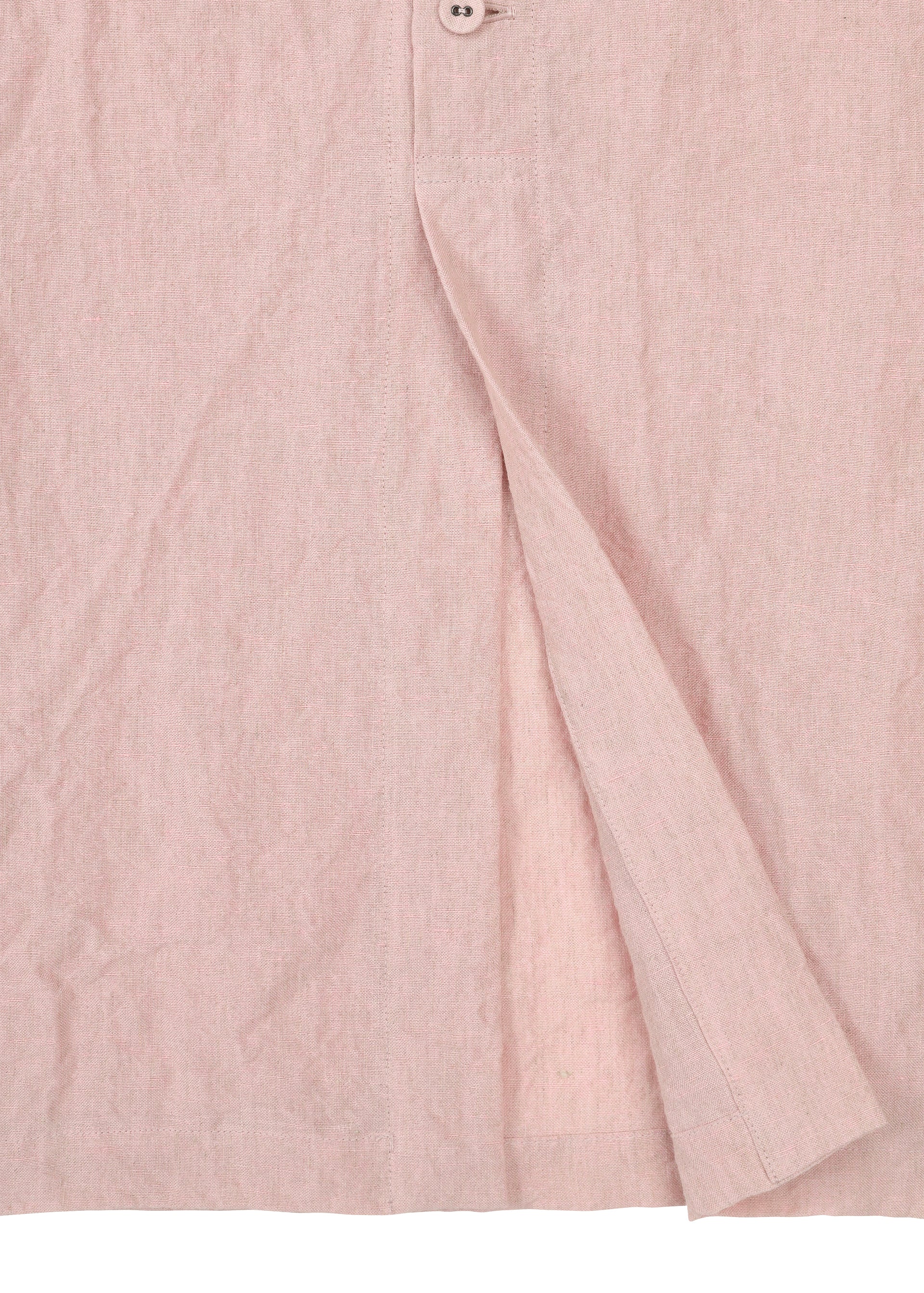 A detail shot of the HAAT GLOSSY LINEN shirt.