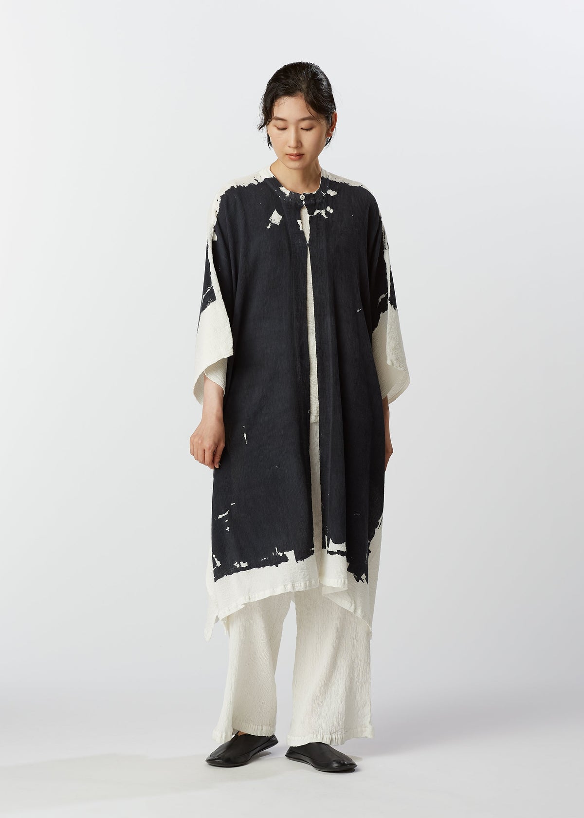 A model wears the HAAT KYO CHIJIMI OVER PRINT cardigan.