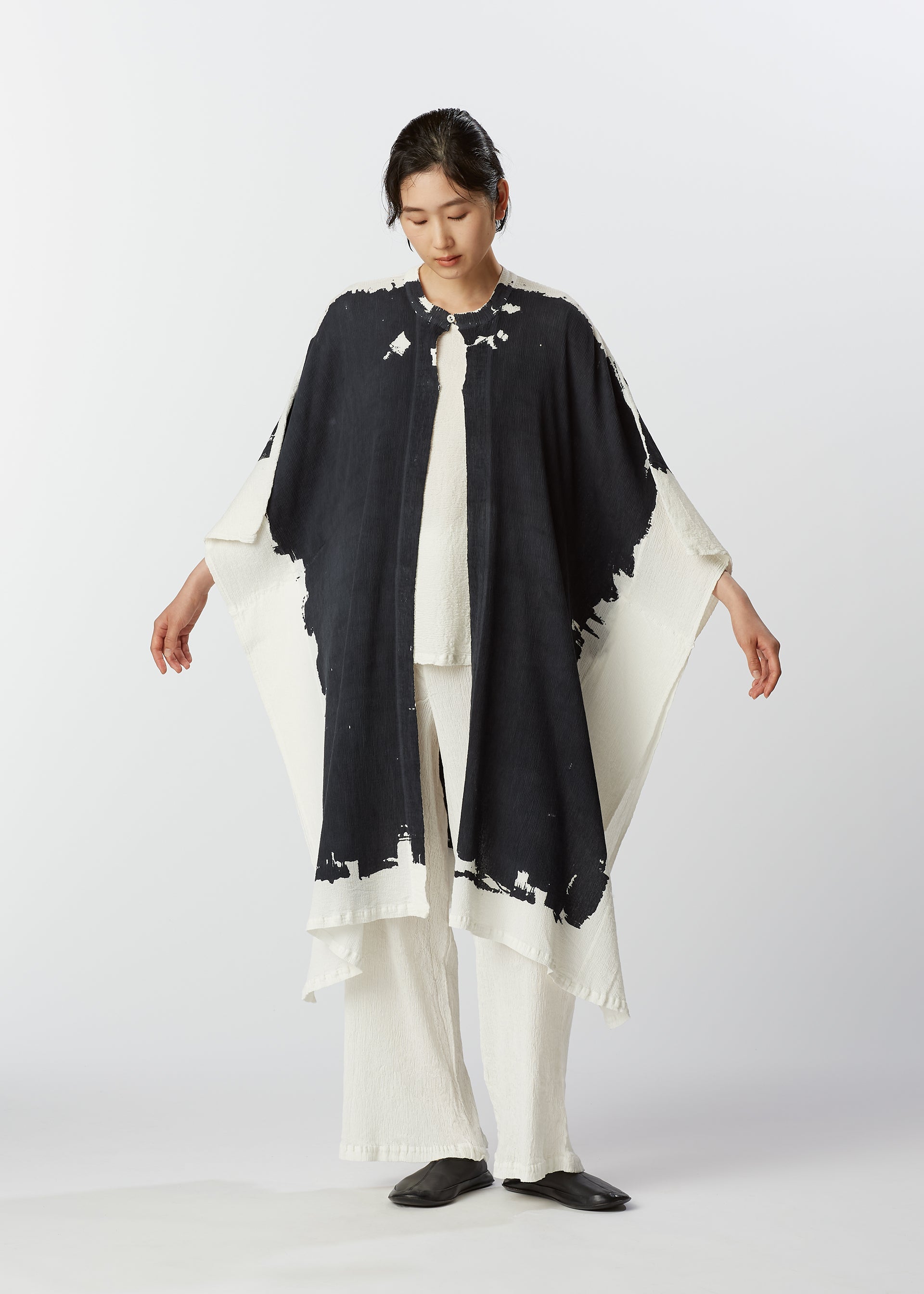 A model wears the HAAT KYO CHIJIMI OVER PRINT cardigan.
