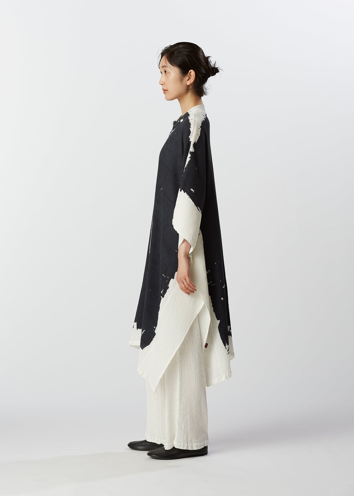 A model wears the HAAT KYO CHIJIMI OVER PRINT cardigan.