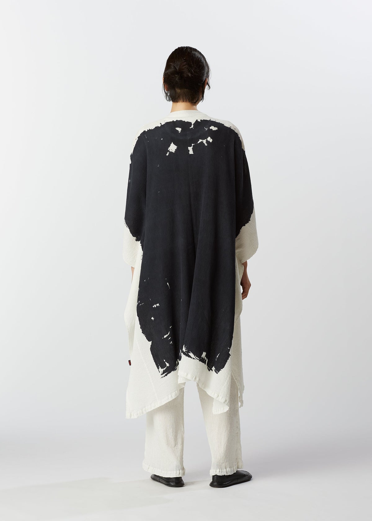 A model wears the HAAT KYO CHIJIMI OVER PRINT cardigan.