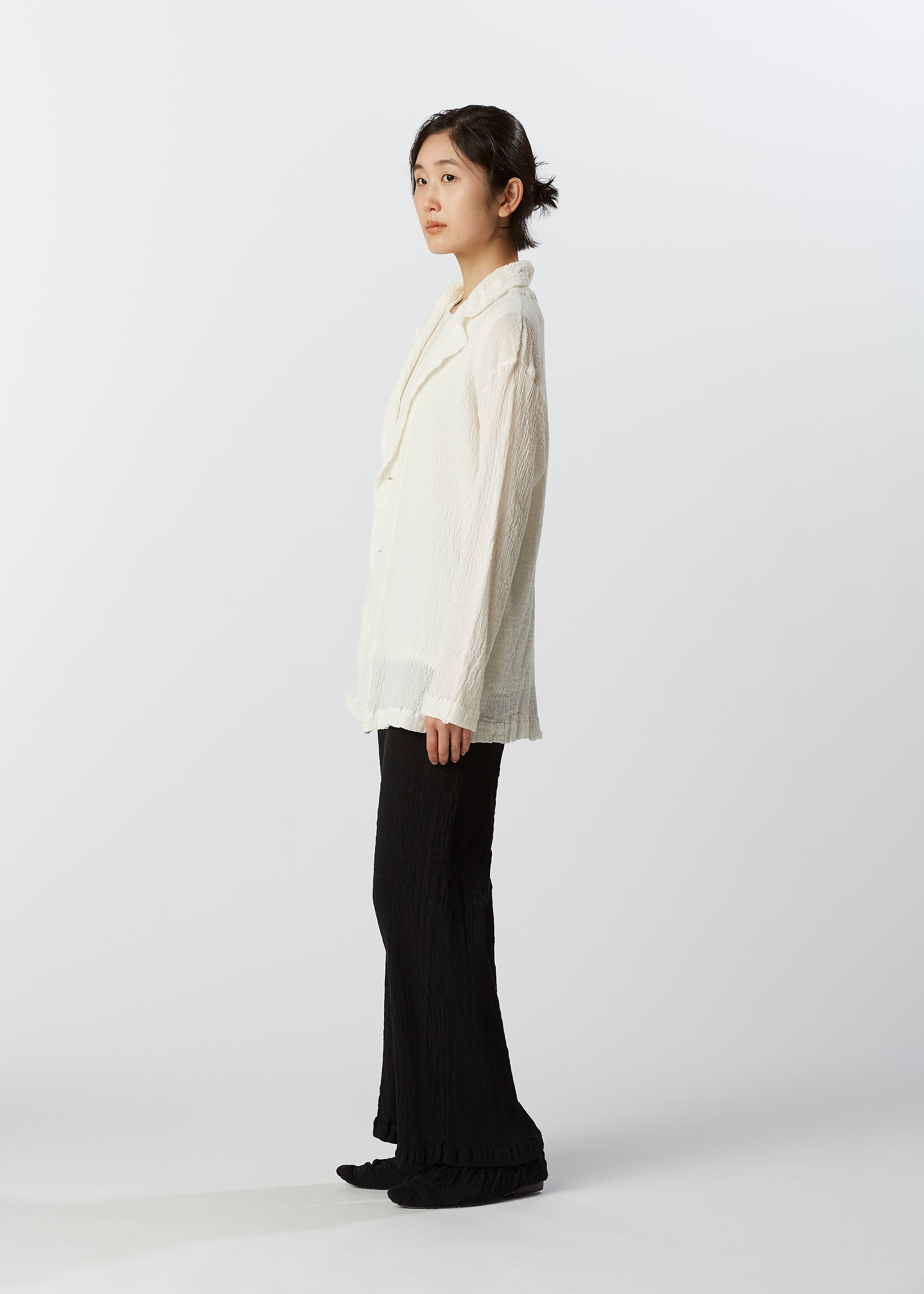 A model wears the HAAT KYO CHIJIMI 2WAY cardigan.