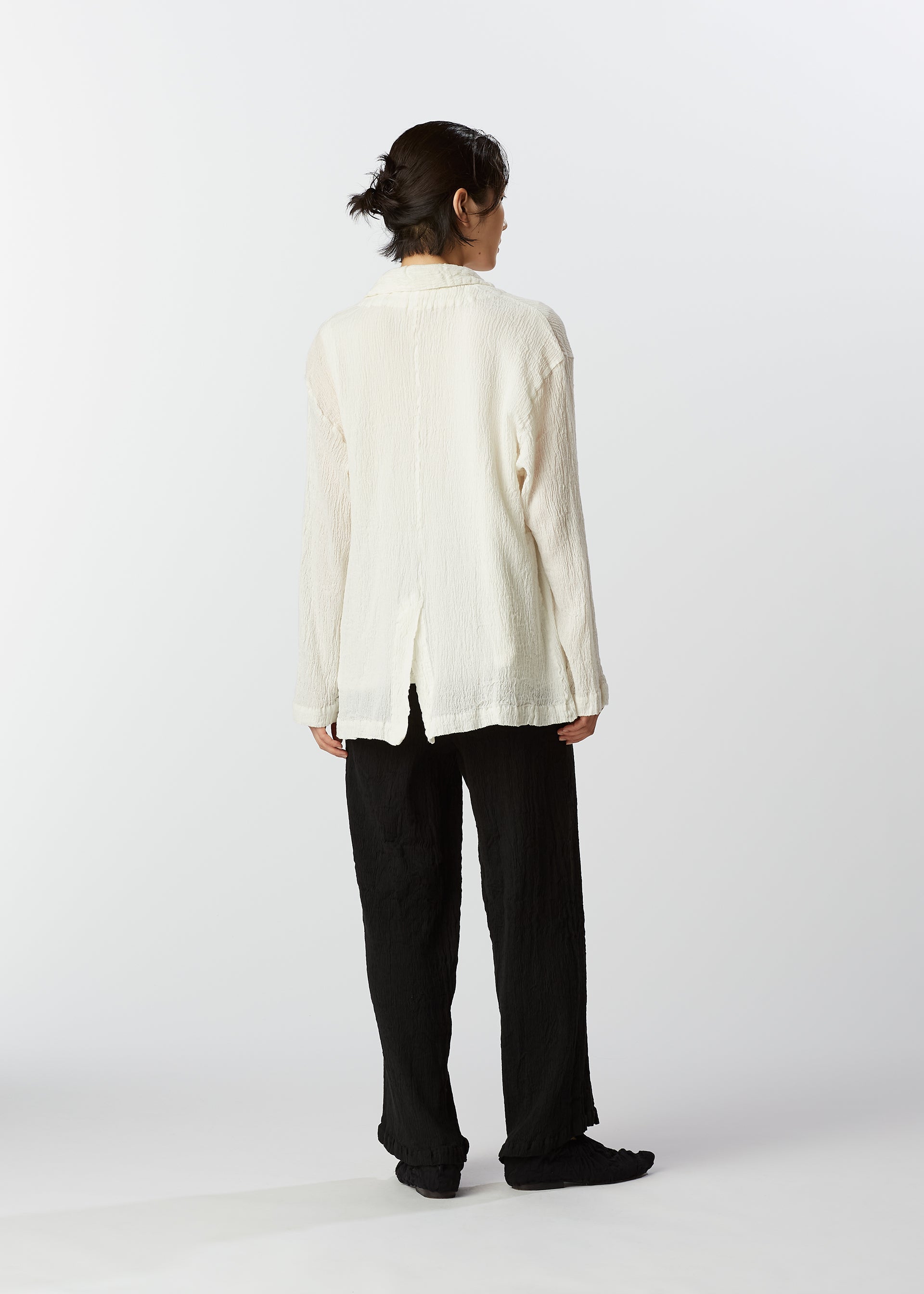 A model wears the HAAT KYO CHIJIMI 2WAY cardigan.