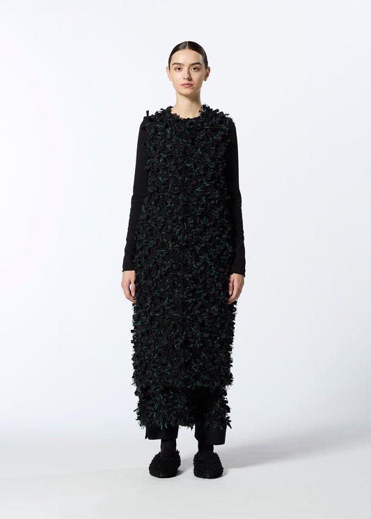 A model wears the HAAT RIBBON TWEED clothing.