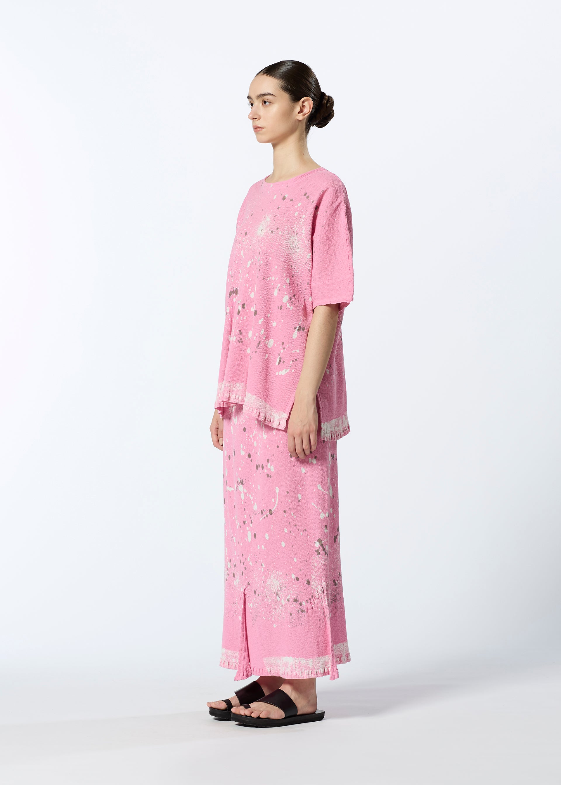 A model wears the HAAT KYO CHIJIMI FRIKAKE shirt.