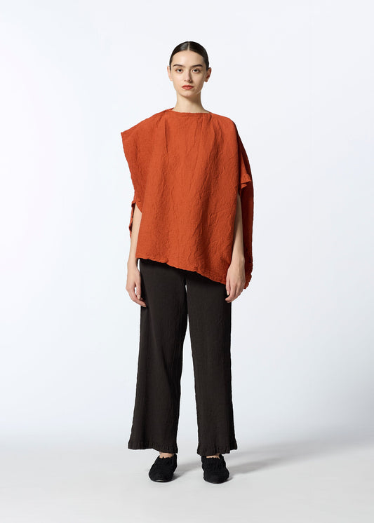 A model wears the HAAT KYO CHIJIMI SEPTEMBER tunic.