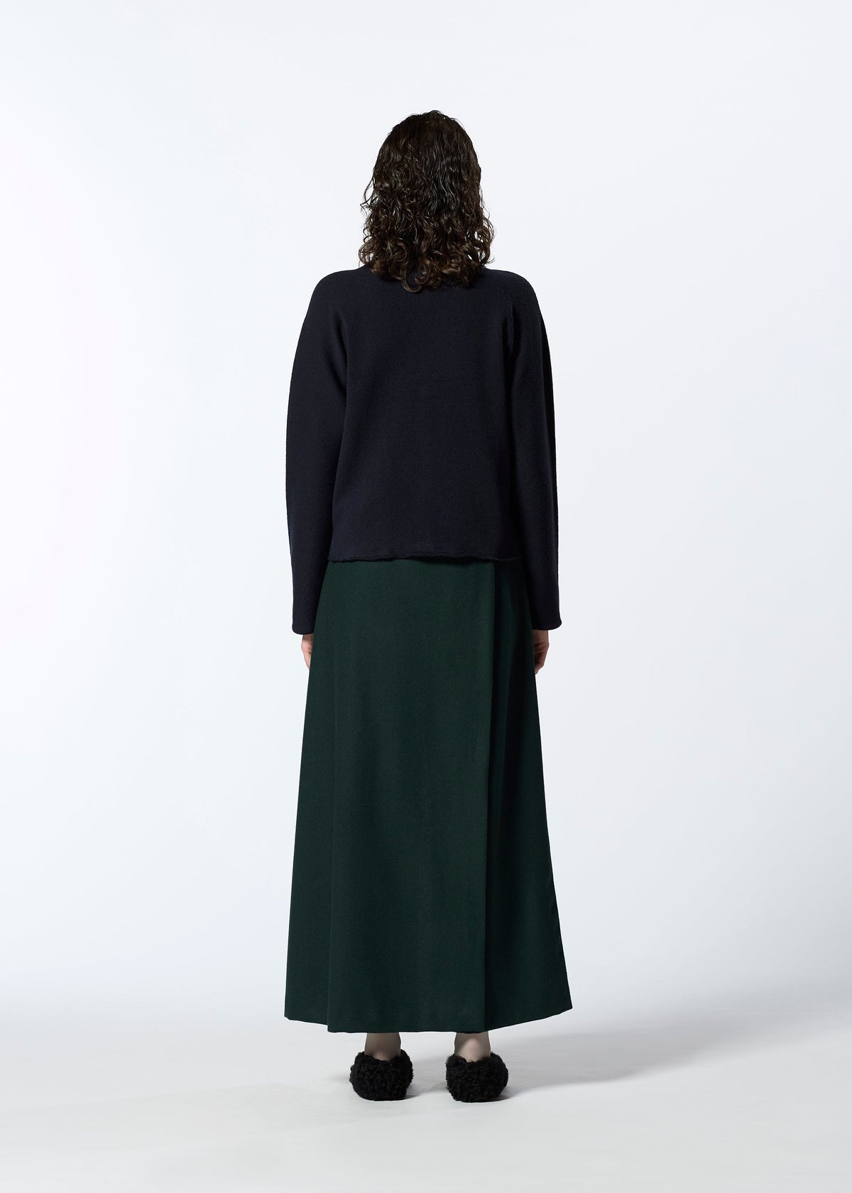 A model wears the HAAT WOOL SEAMLESS cardigan.
