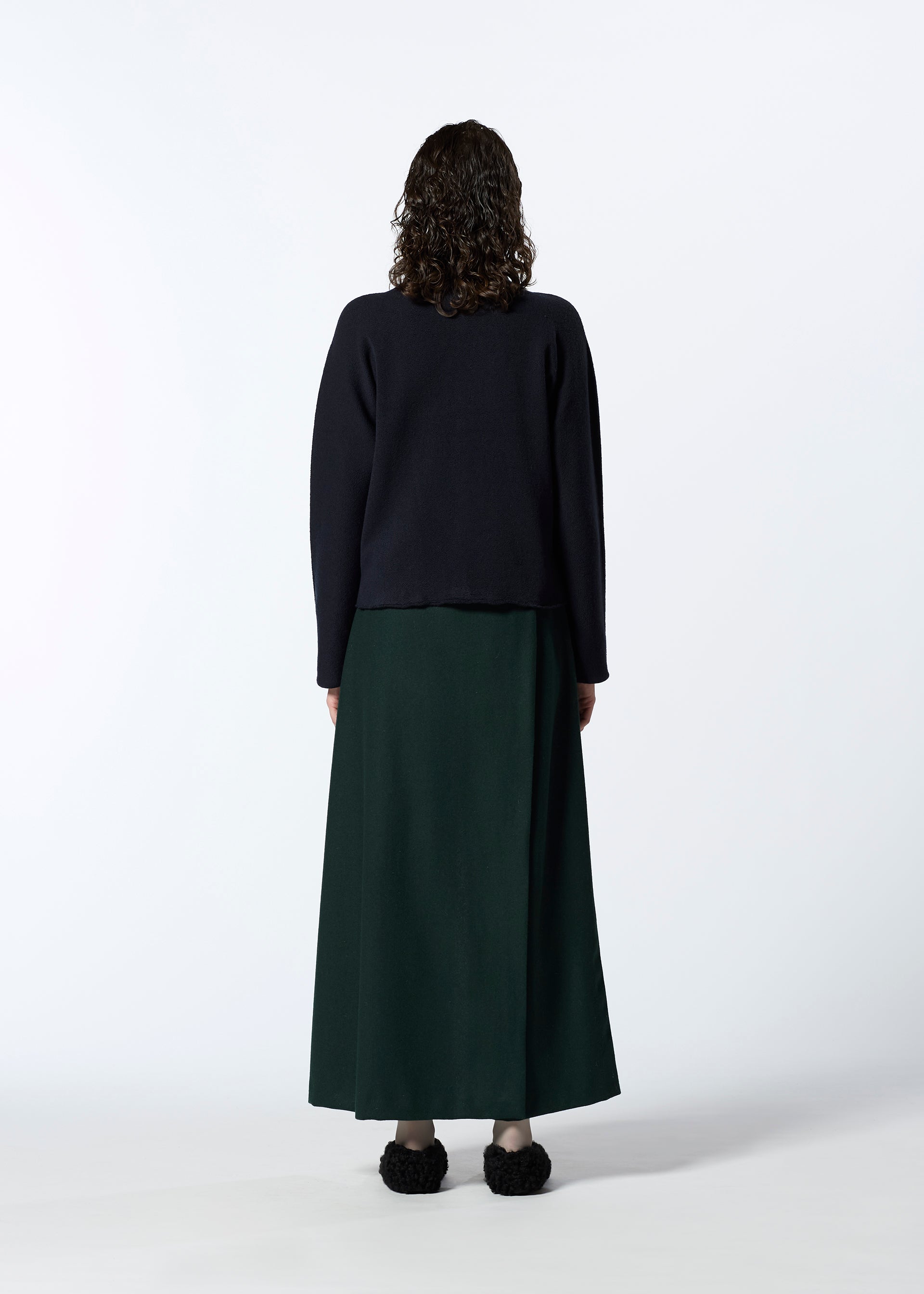 A model wears the HAAT WOOL SEAMLESS cardigan.