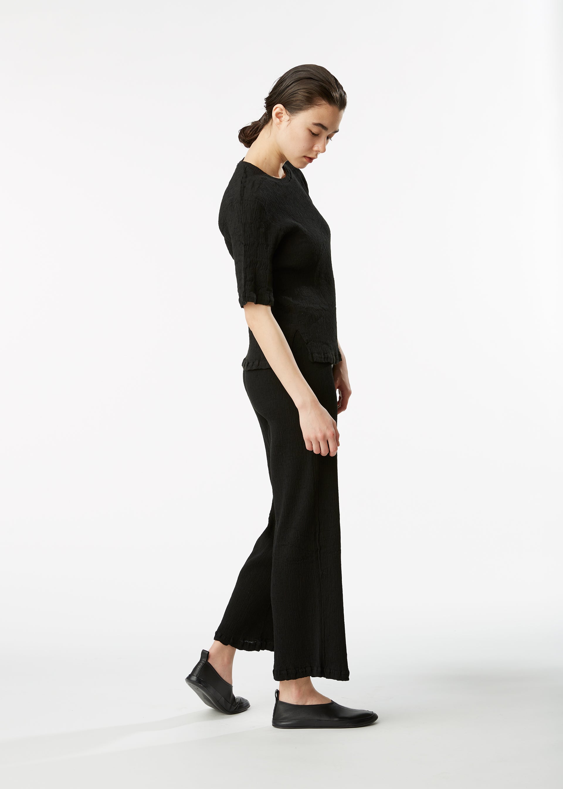 A model wears the HAAT KYO CHIJIMI BASIC trousers