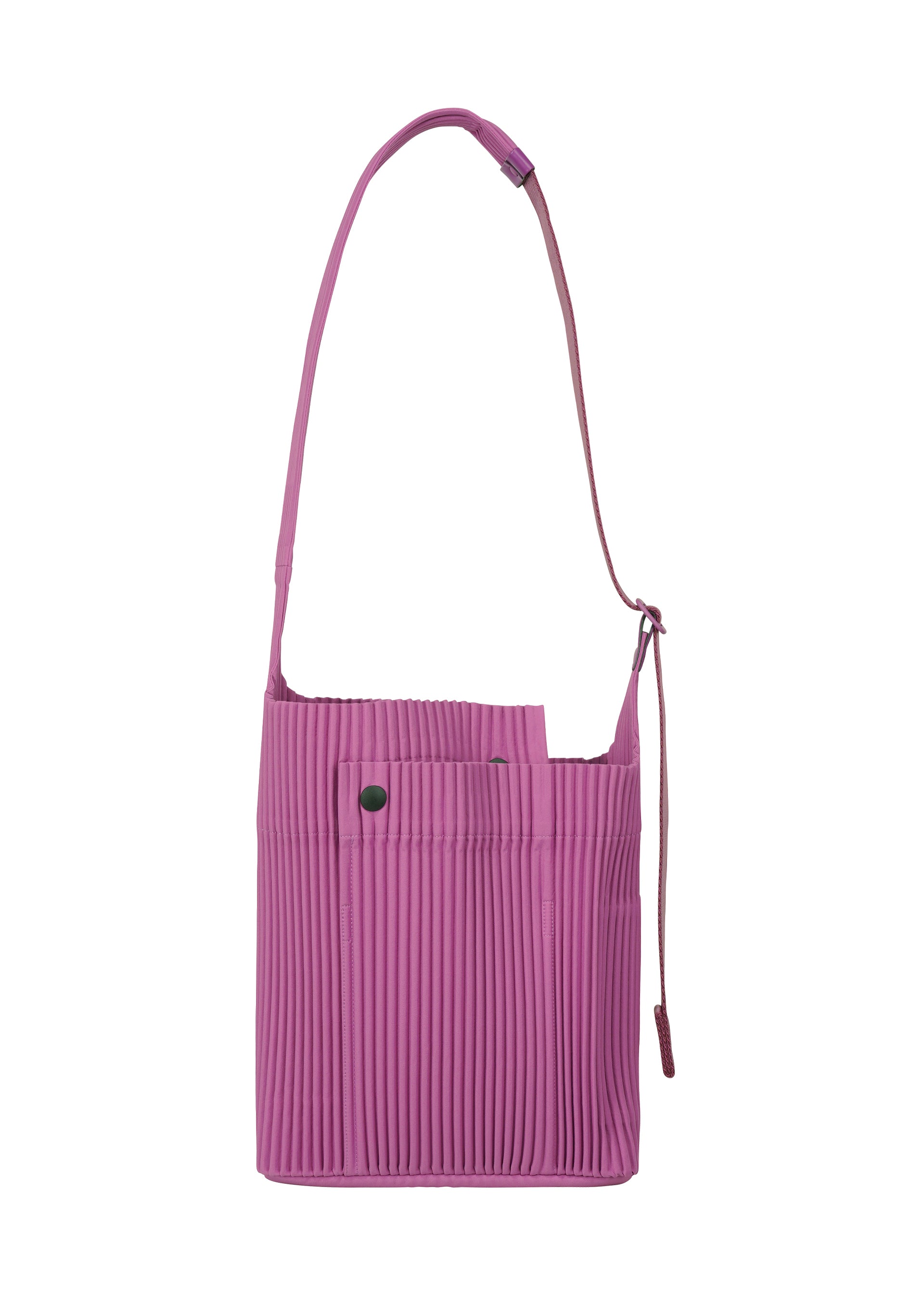 A product shot of the HOMME PLISSÉ ISSEY MIYAKE UTILITY bag in purple (81)