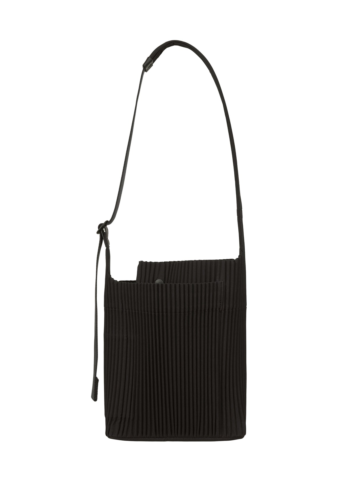 A detail shot of the HOMME PLISSÉ ISSEY MIYAKE UTILITY bag