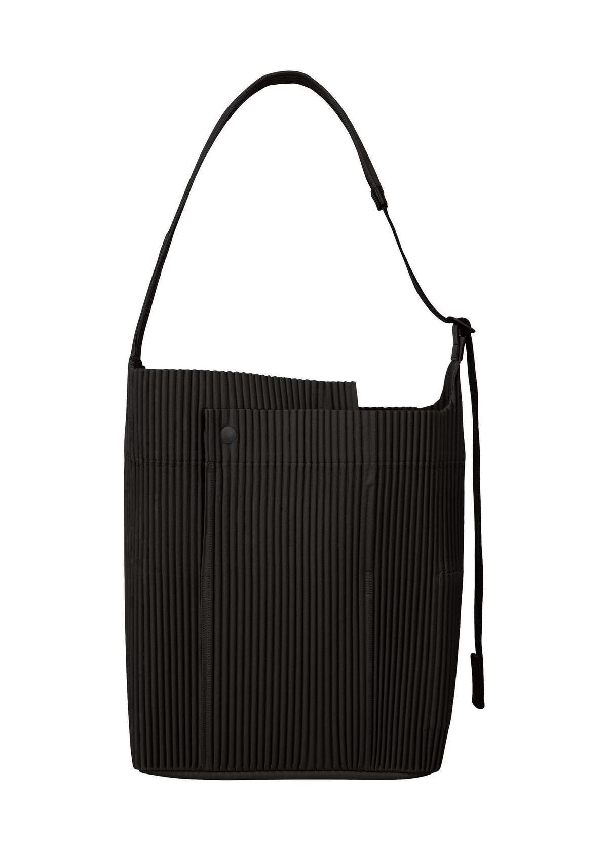 A product shot of the HOMME PLISSÉ ISSEY MIYAKE UTILITY bag in black (15)
