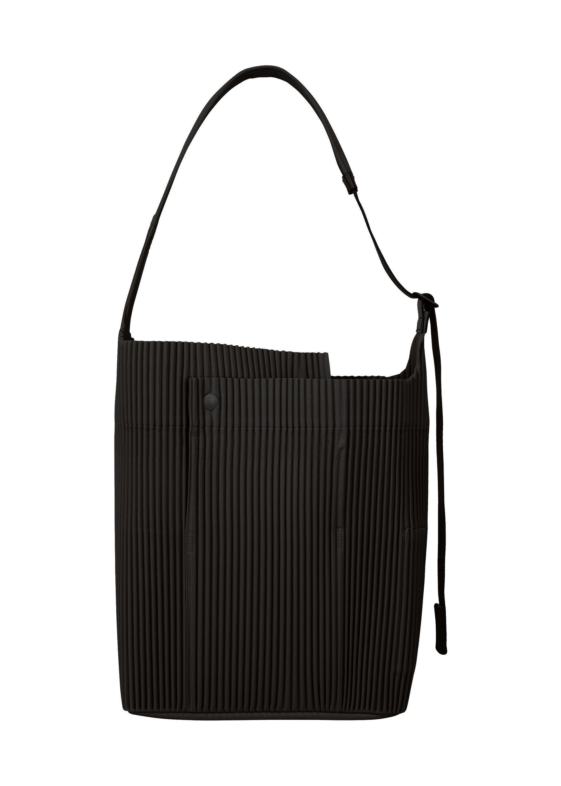 A product shot of the HOMME PLISSÉ ISSEY MIYAKE UTILITY bag in black (15)