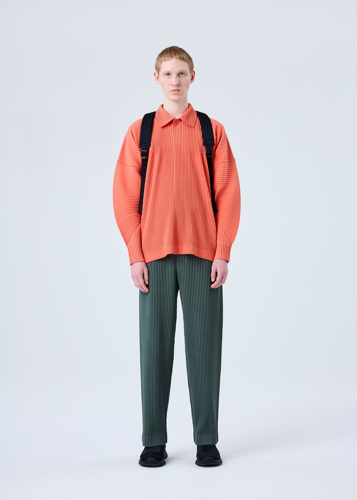 A model wears the HOMME PLISSÉ ISSEY MIYAKE MC OCTOBER shirt.