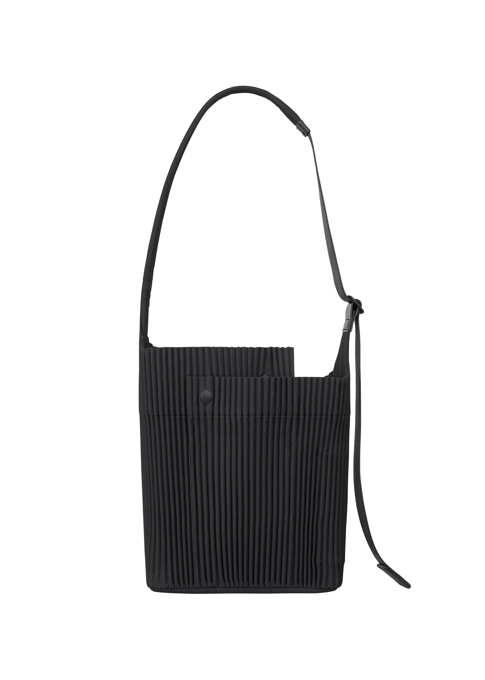 A product shot of the HOMME PLISSÉ ISSEY MIYAKE UTILITY bag in black (15).