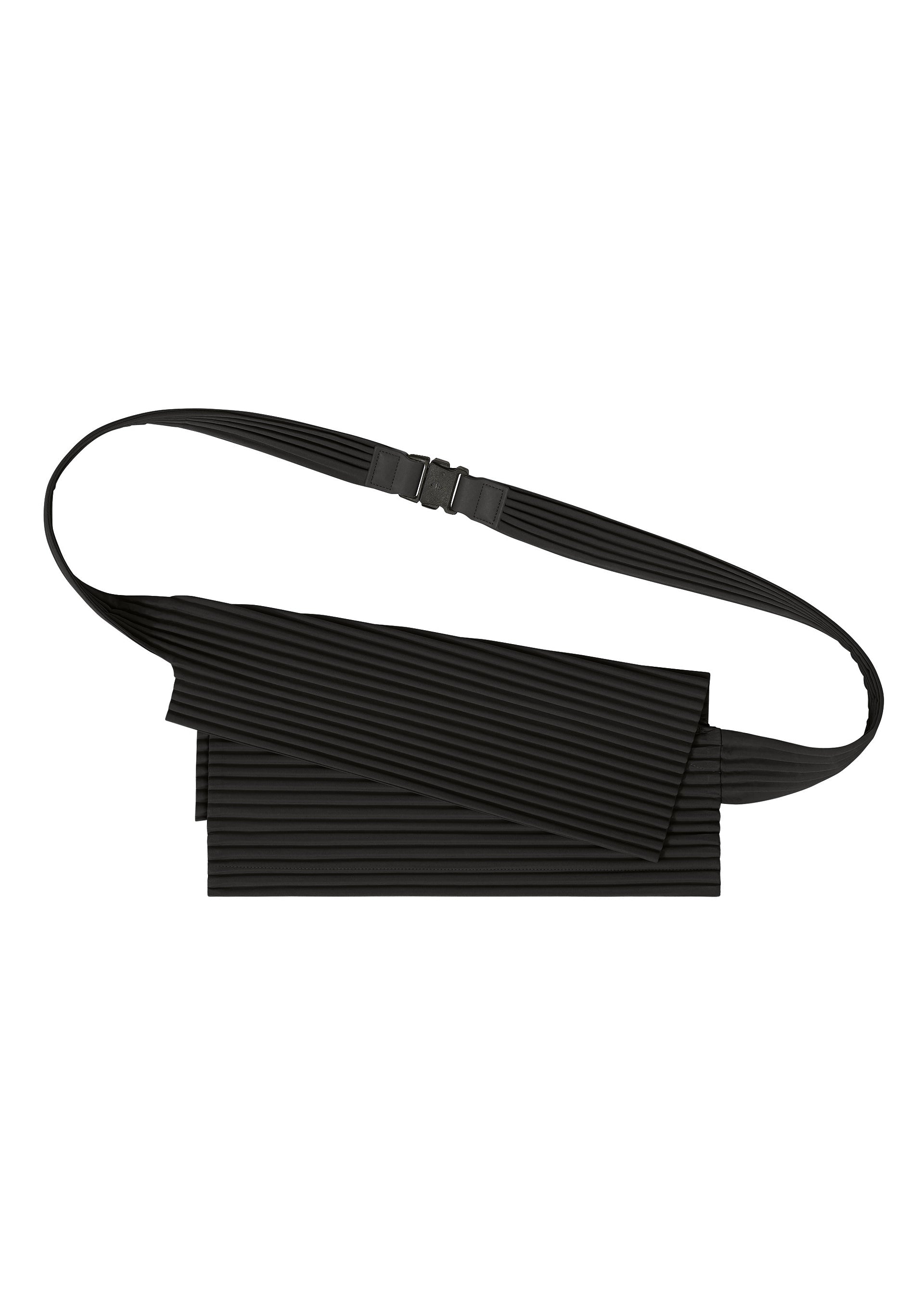 A product shot of the HOMME PLISSÉ ISSEY MIYAKE OVERLAP bag in black (15).