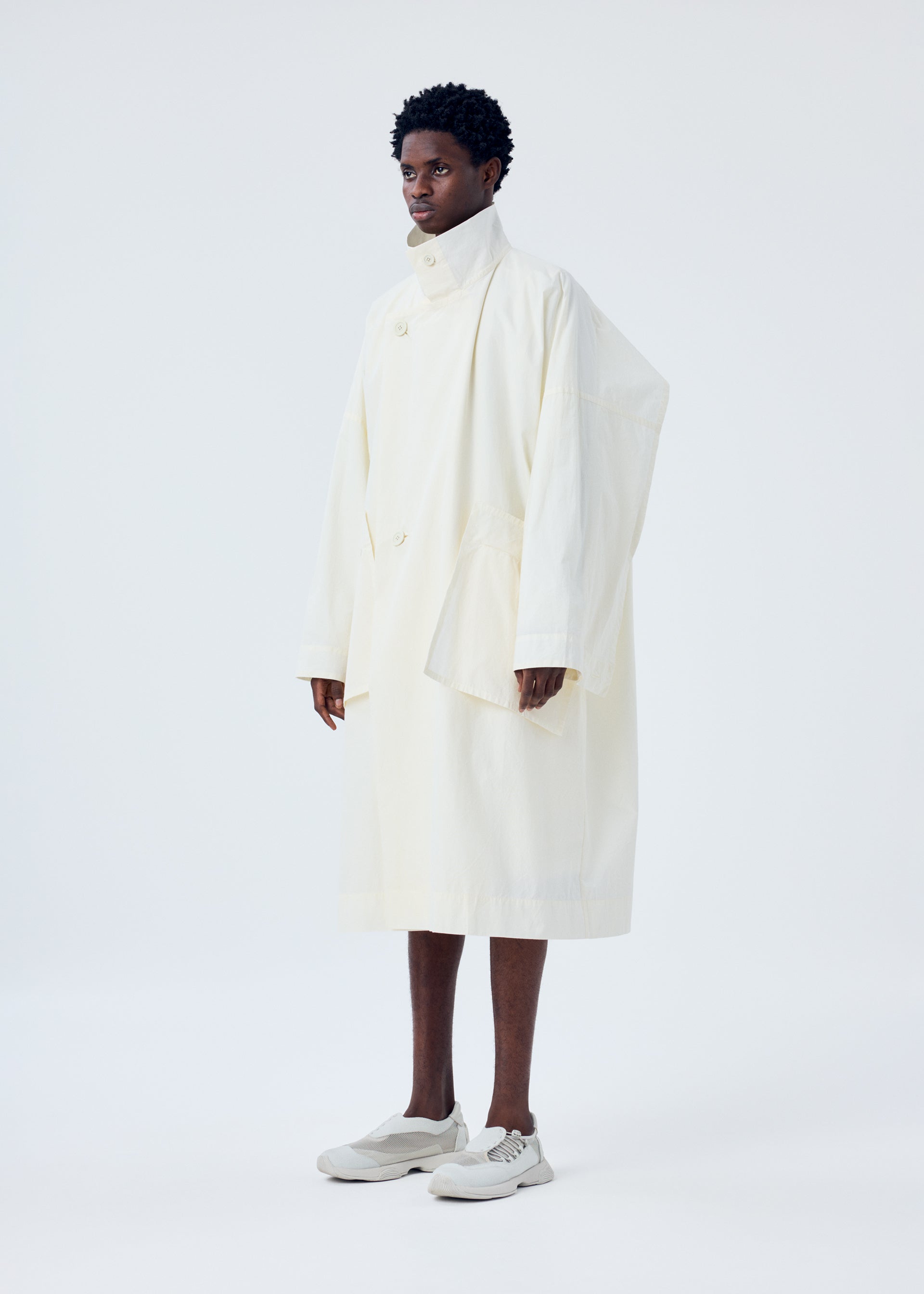 A model wears the HOMME PLISSÉ ISSEY MIYAKE FRESHEN coat.