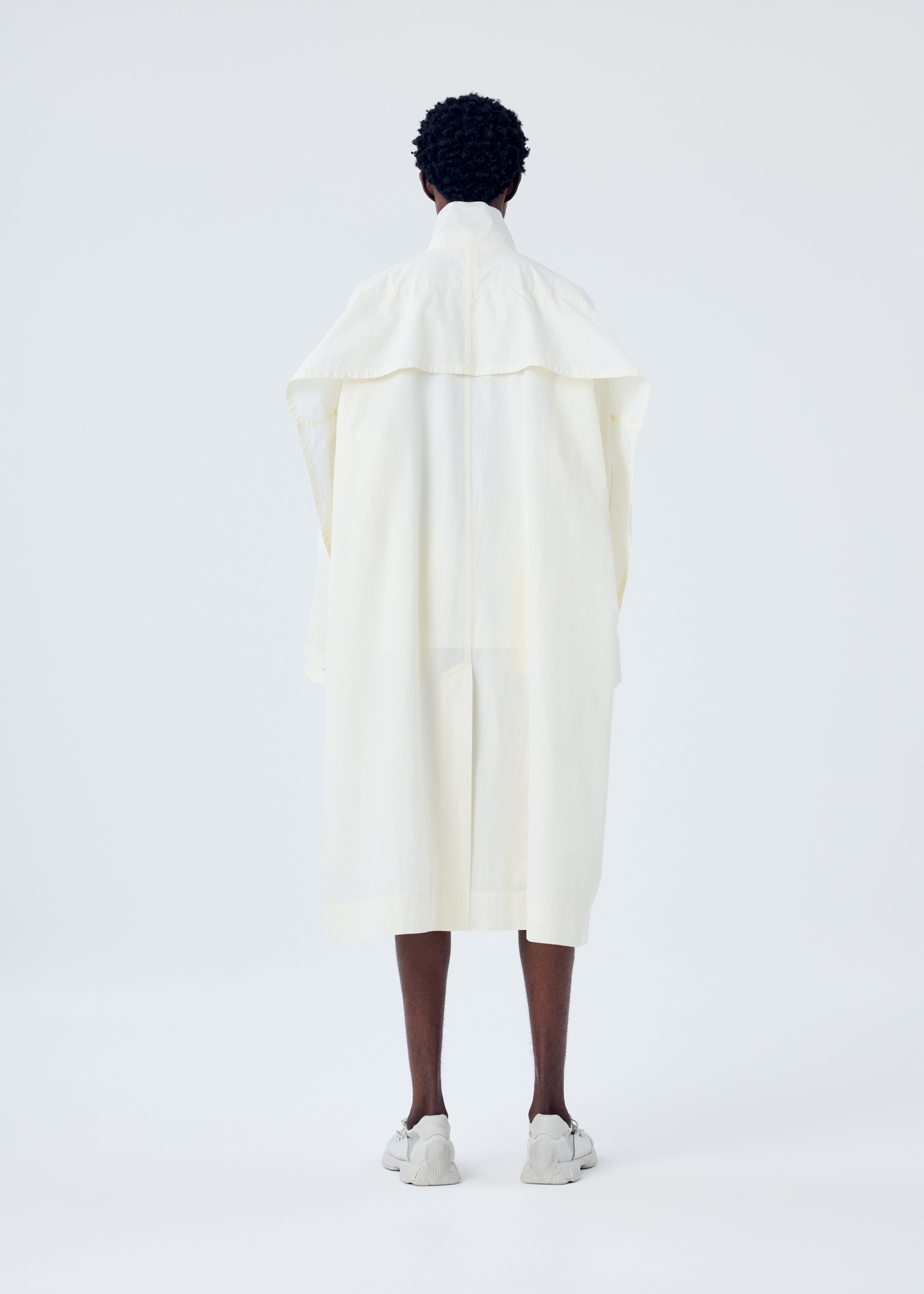 A model wears the HOMME PLISSÉ ISSEY MIYAKE FRESHEN coat.