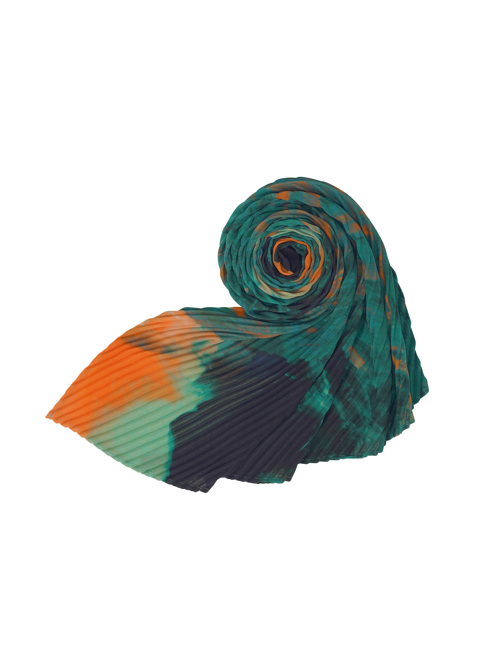 A detail shot of the HOMME PLISSÉ ISSEY MIYAKE AGATE SCARF stole.