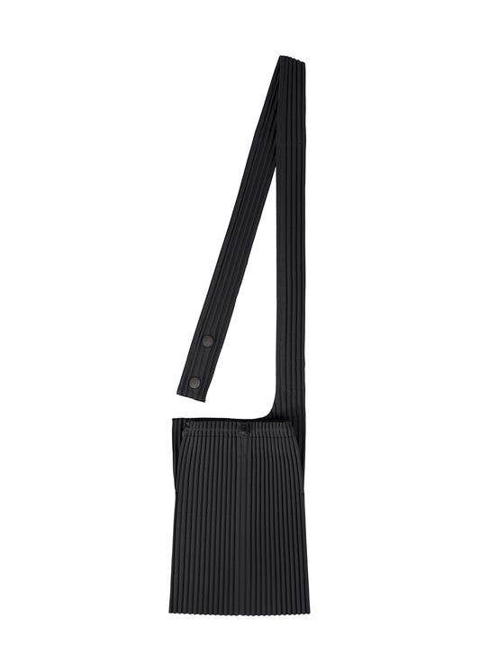 A product shot of the HOMME PLISSÉ ISSEY MIYAKE POCKET bag in black (15).