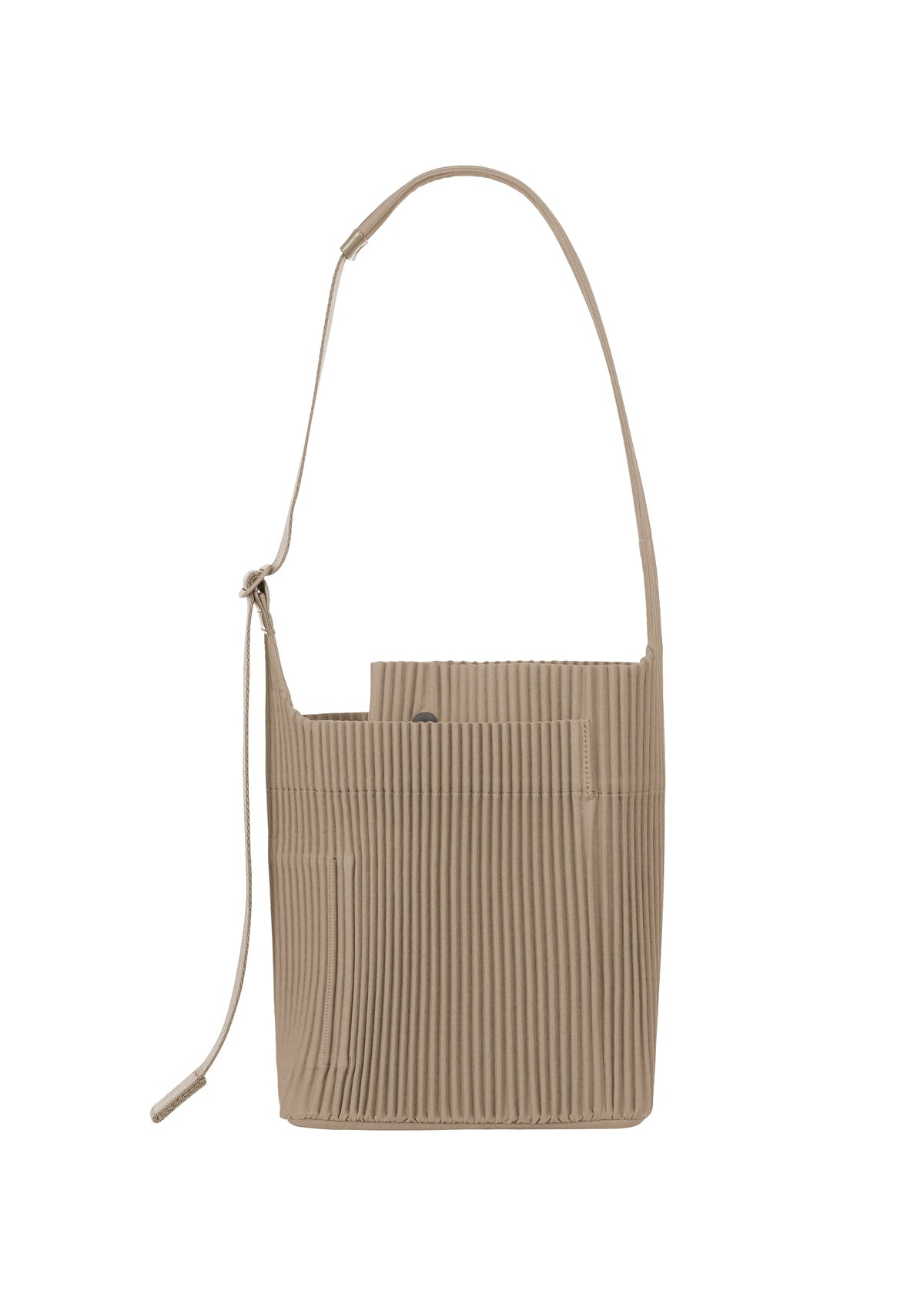 A detail shot of the HOMME PLISSÉ ISSEY MIYAKE UTILITY bag.