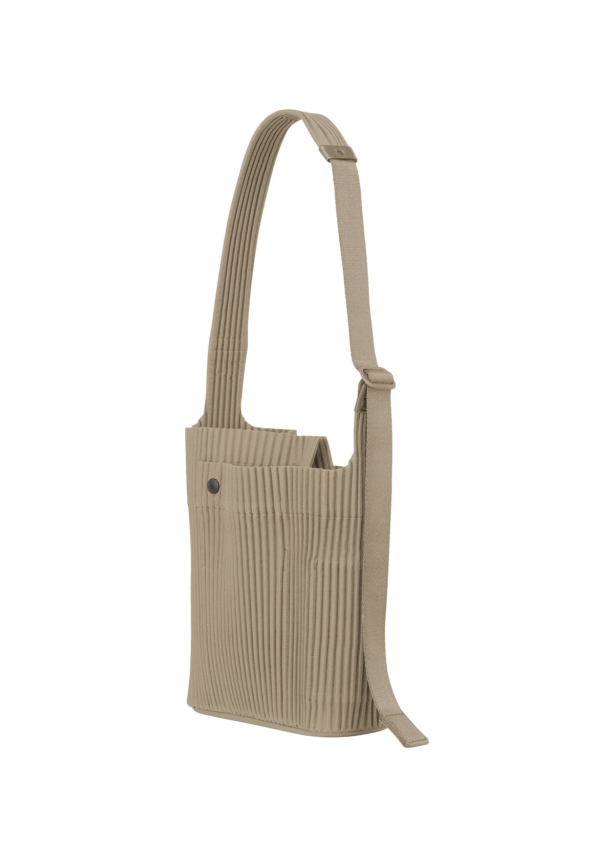 A detail shot of the HOMME PLISSÉ ISSEY MIYAKE UTILITY bag.