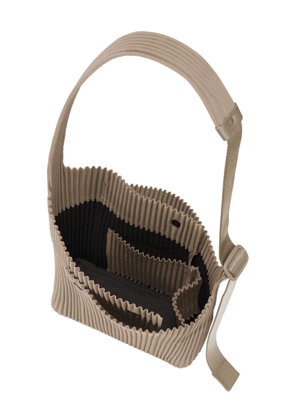 A detail shot of the HOMME PLISSÉ ISSEY MIYAKE UTILITY bag.