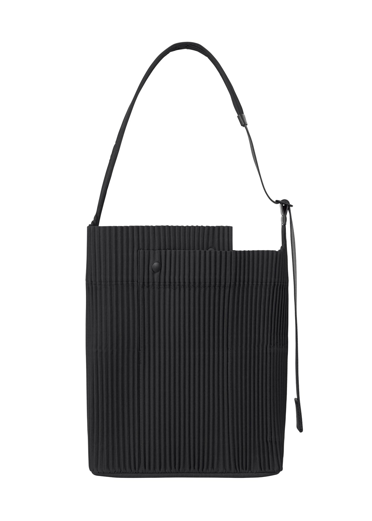 A product shot of the HOMME PLISSÉ ISSEY MIYAKE UTILITY bag in black (15).