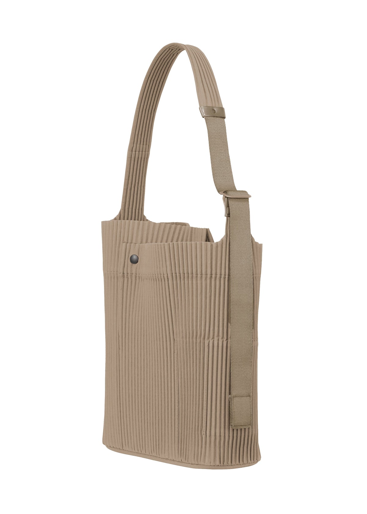 A detail shot of the HOMME PLISSÉ ISSEY MIYAKE UTILITY bag.