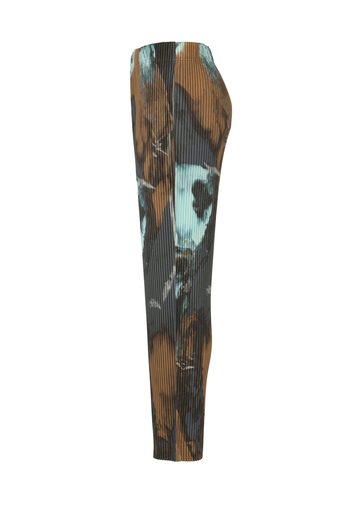 A detail shot of the HOMME PLISSÉ ISSEY MIYAKE AGATE trousers.