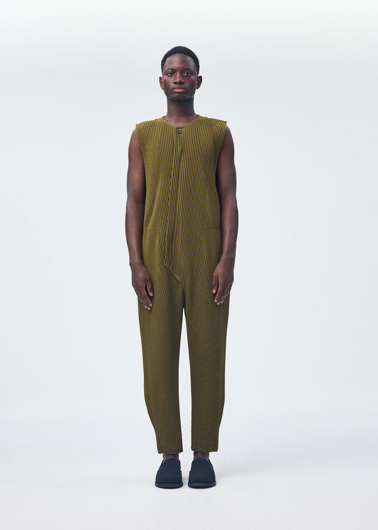 A model wears the HOMME PLISSÉ ISSEY MIYAKE PLEATS BOTTOMS 2 clothing.