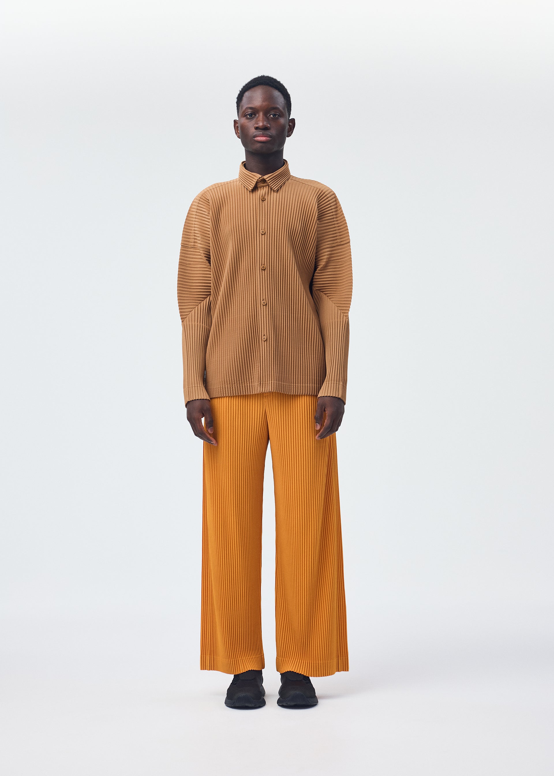 A model wears the HOMME PLISSÉ ISSEY MIYAKE MONTHLY COLORS OCTOBER shirt.
