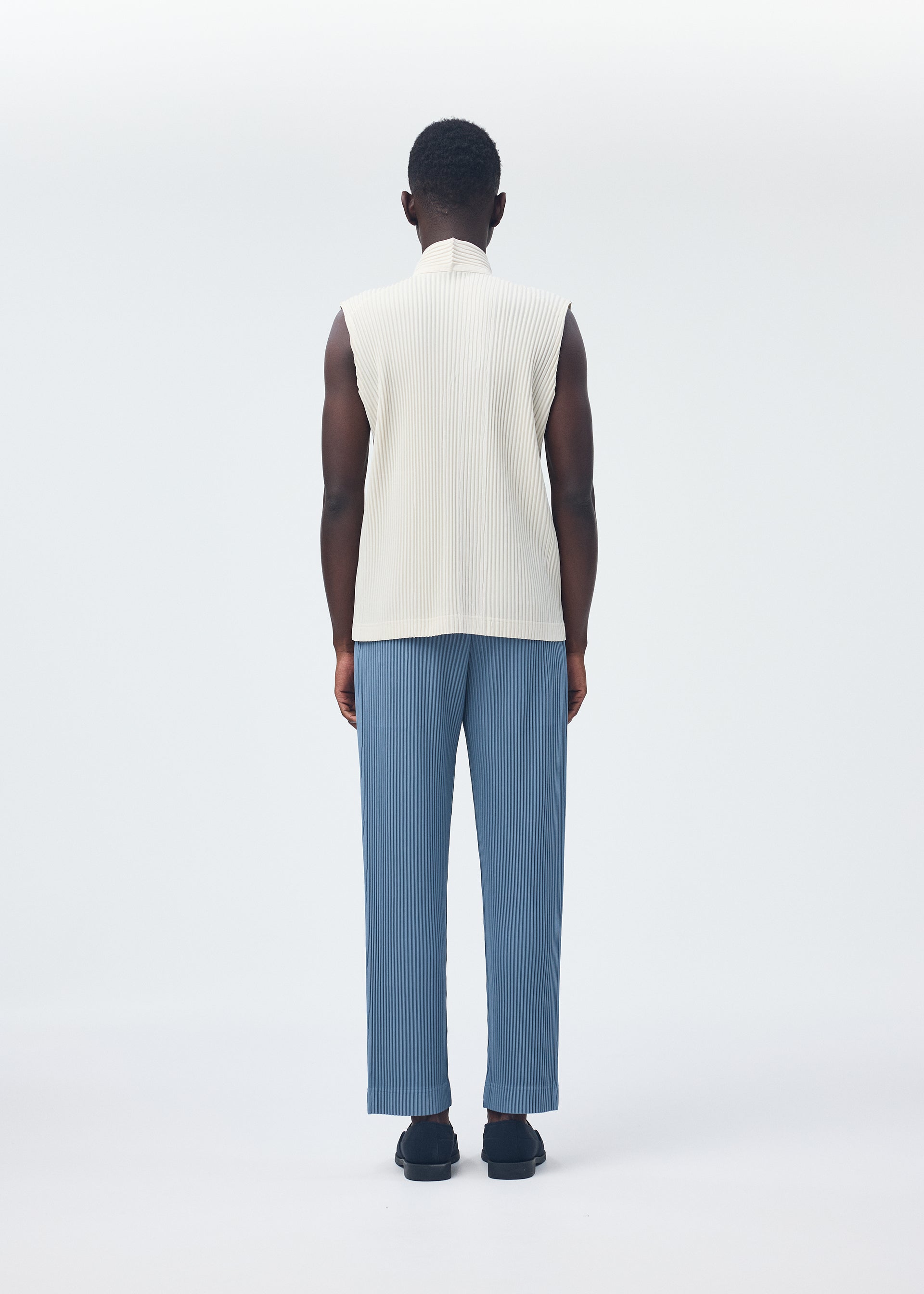 A model wears the HOMME PLISSÉ ISSEY MIYAKE MONTHLY COLORS SEPTEMBER top.