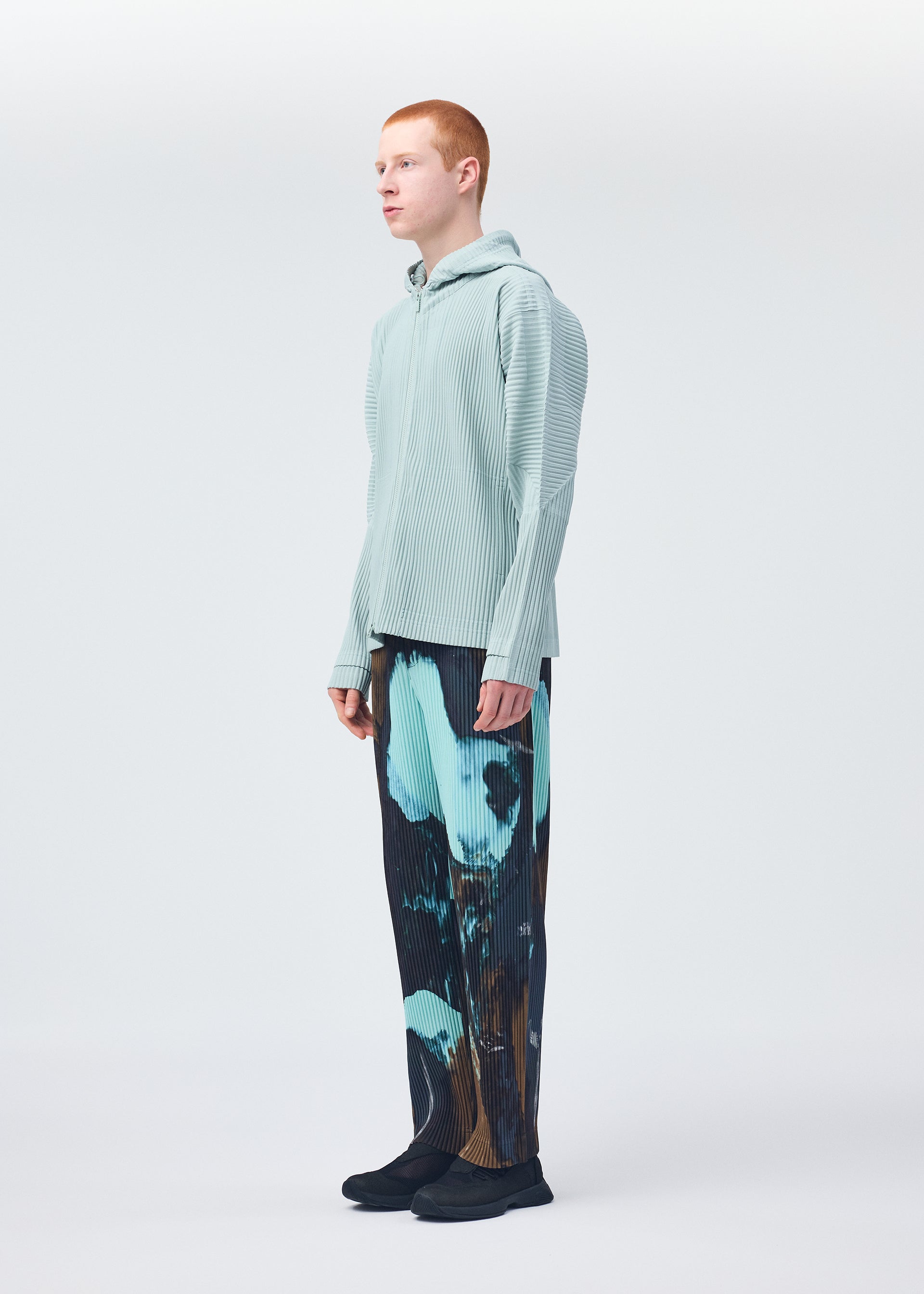 A model wears the HOMME PLISSÉ ISSEY MIYAKE MONTHLY COLORS JULY shirt.