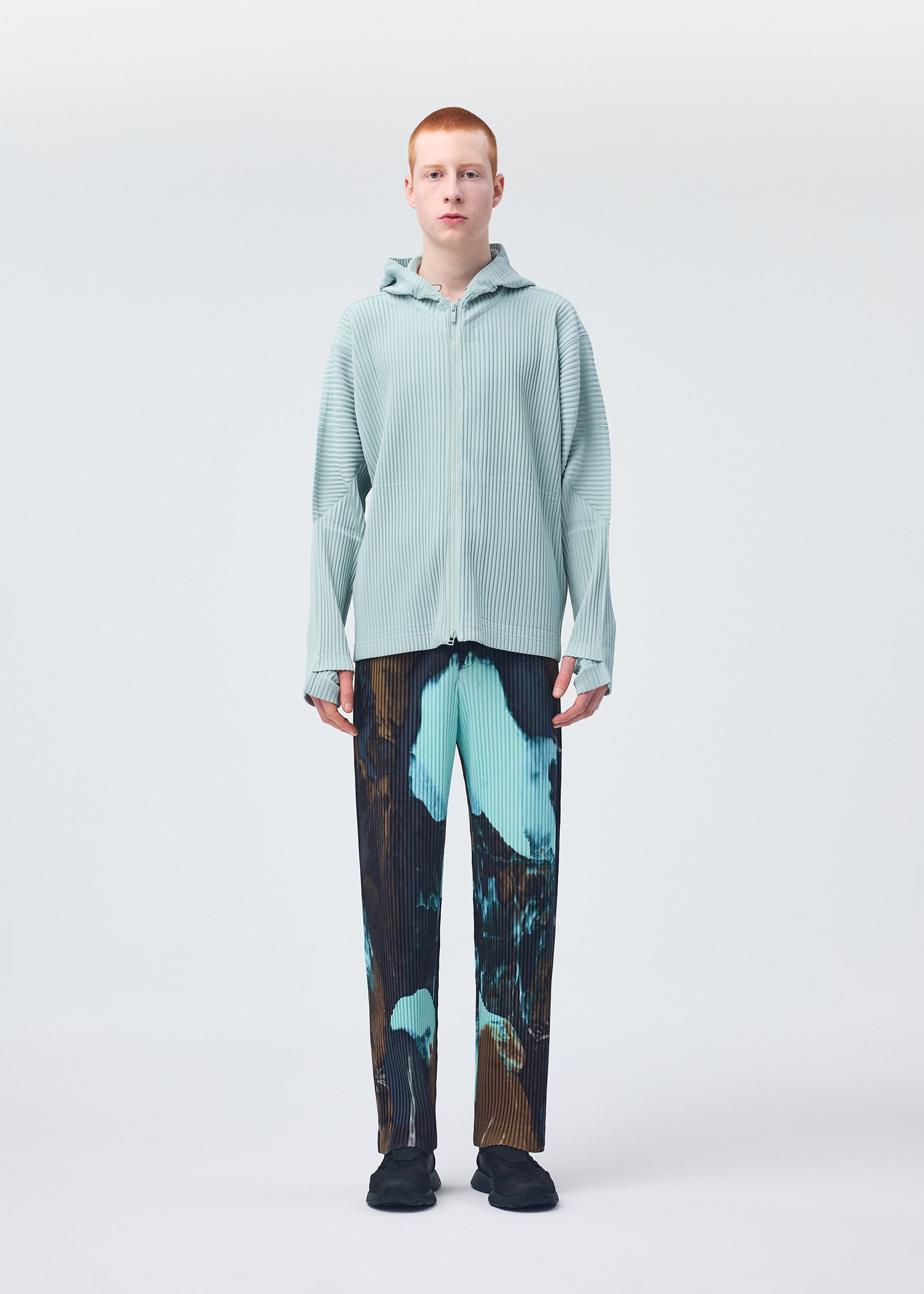 A model wears the HOMME PLISSÉ ISSEY MIYAKE MONTHLY COLORS JULY shirt.